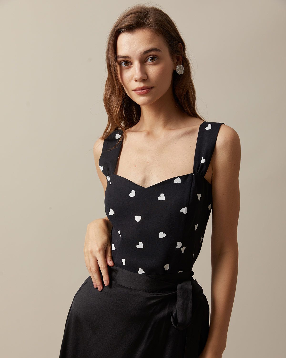 The Black Sweetheart Neck Sleeveless Tank Top sold by rihoas