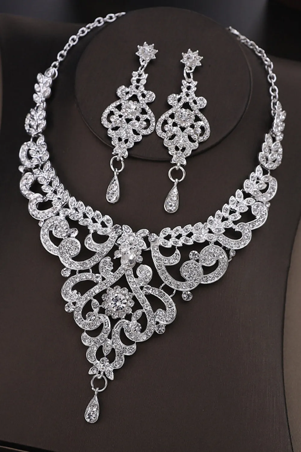 Silver Vintage Sparkling Glass Necklace Set For Wedding Party sold by Zapaka product image thumbnail 2