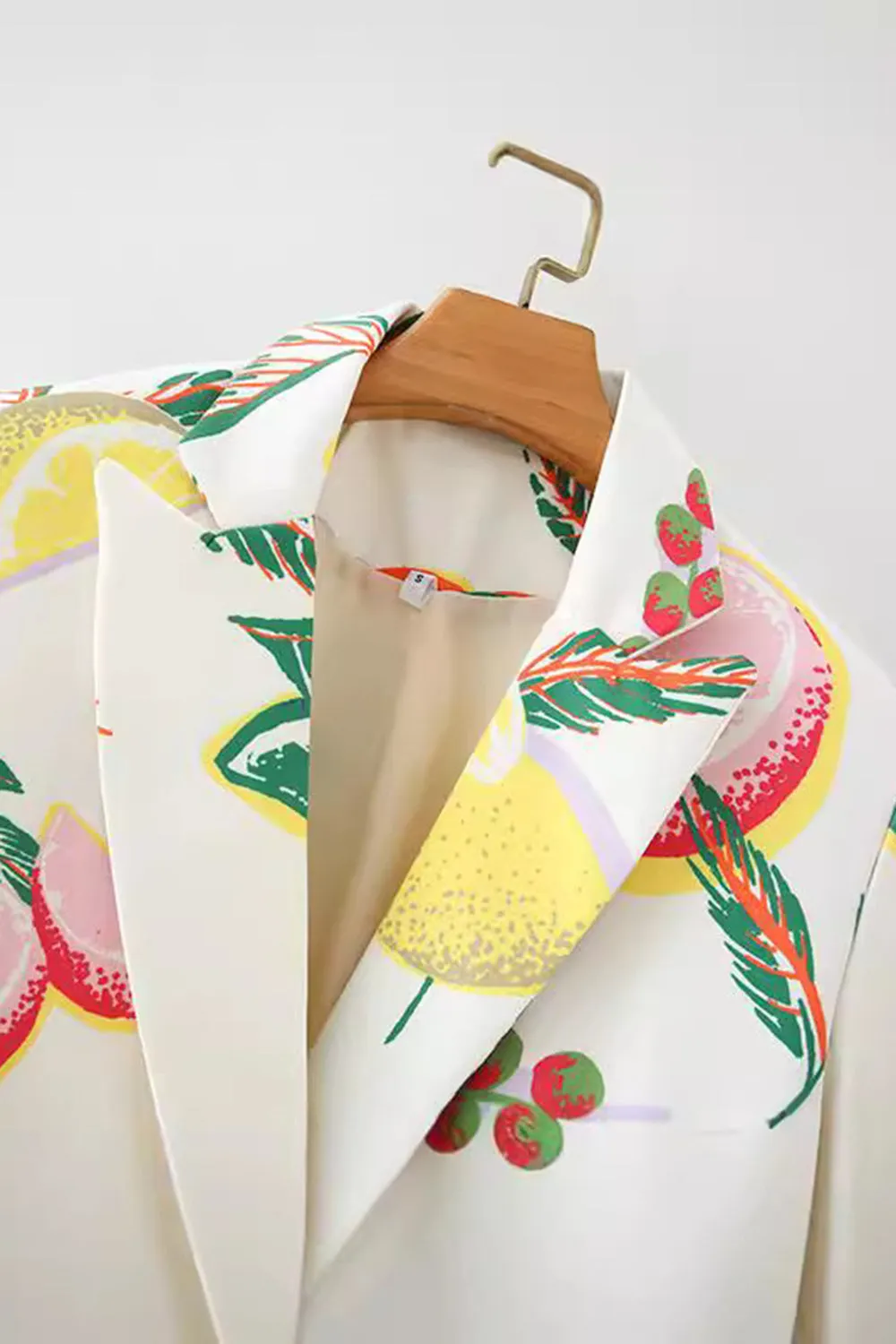 Fruit Print White Flower Notched Lapel Double Breasted Women's Blazer sold by Zapaka product image thumbnail 3