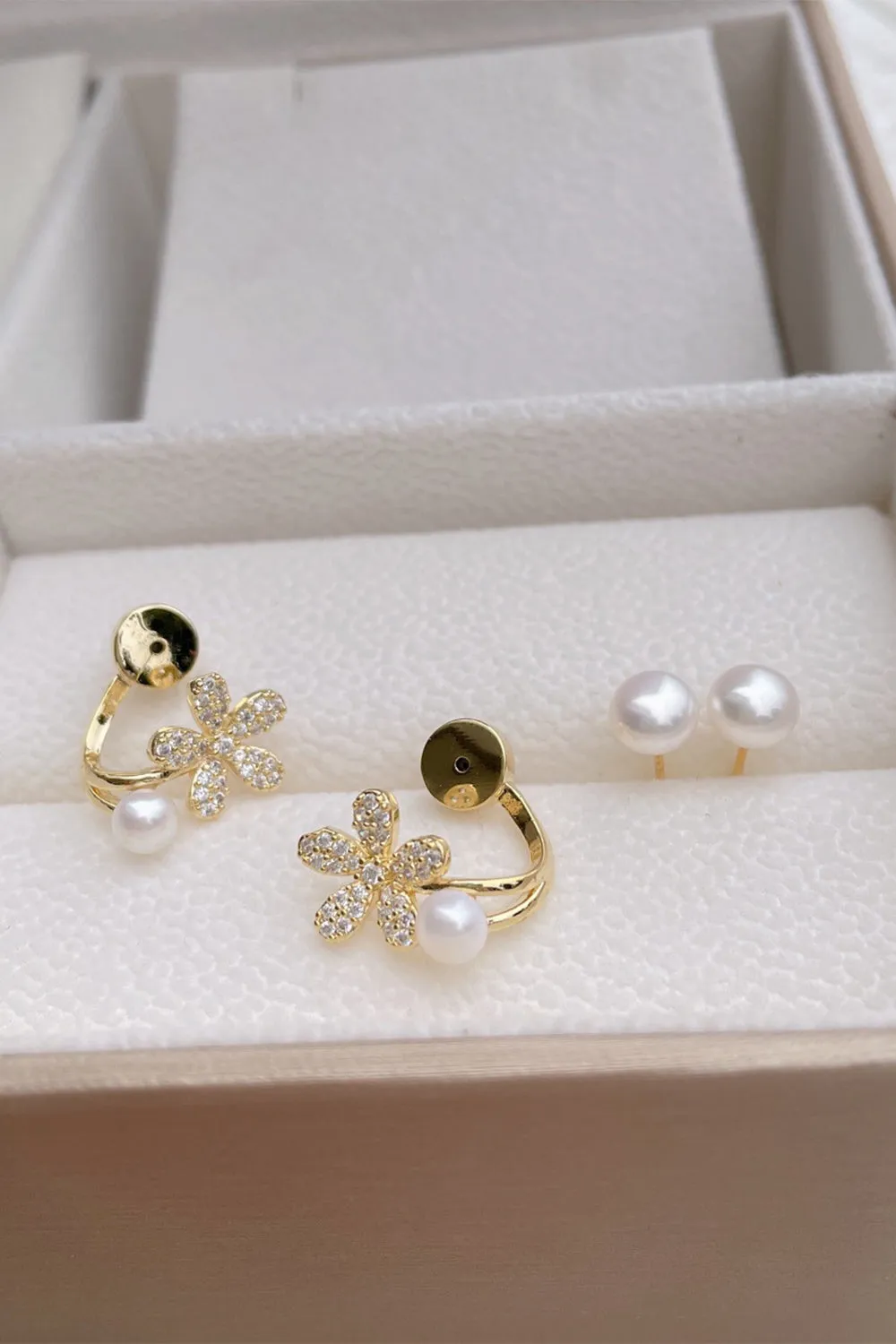 White Pearl Ear Clip sold by Zapaka product image thumbnail 2