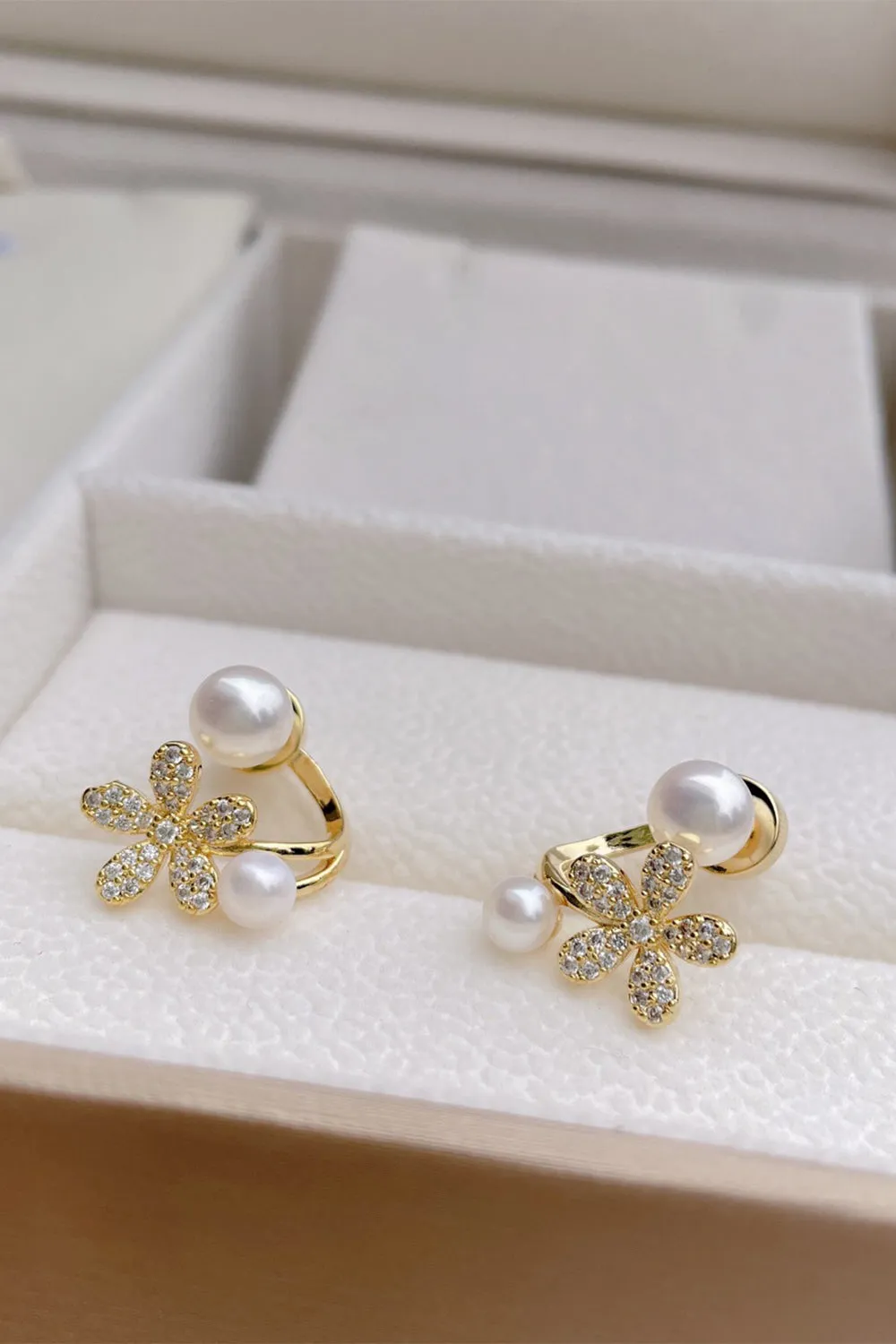 White Pearl Ear Clip sold by Zapaka product image thumbnail 4