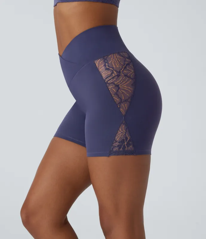 Halara Shorts de yoga tipo biker Softlyzero™ de tiro alto cruzado con encaje en contraste incorporado, de 12,7cm y bolsillo, UPF 50+ - Peacoat - XL made by Halara