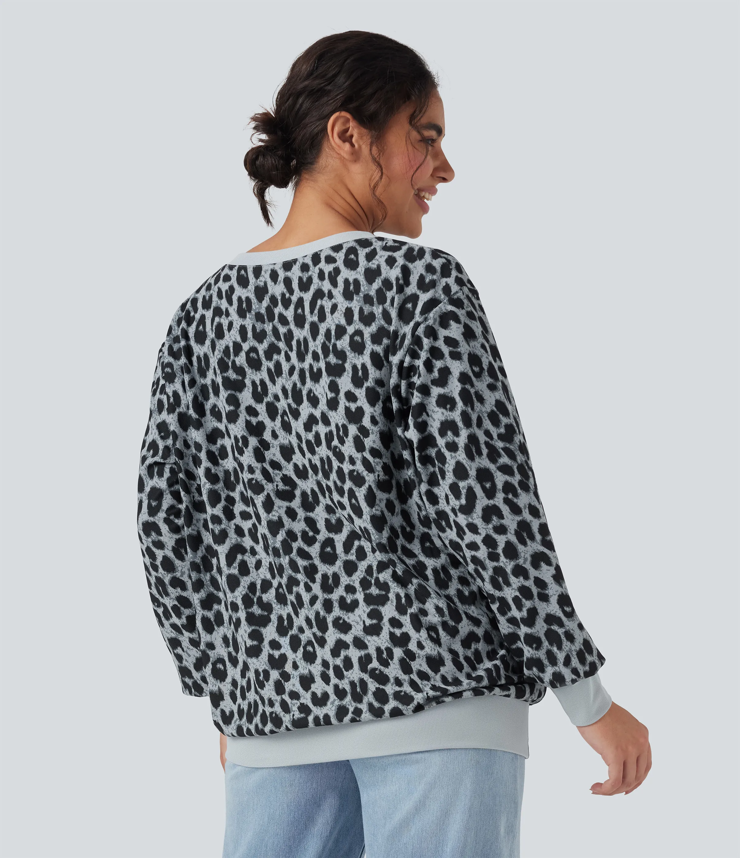 Halara Sudadera casual extragrande de manga larga con cuello redondo y estampado de leopardo con bolsillos - Frosted Panther - M sold by Halara product image thumbnail 3