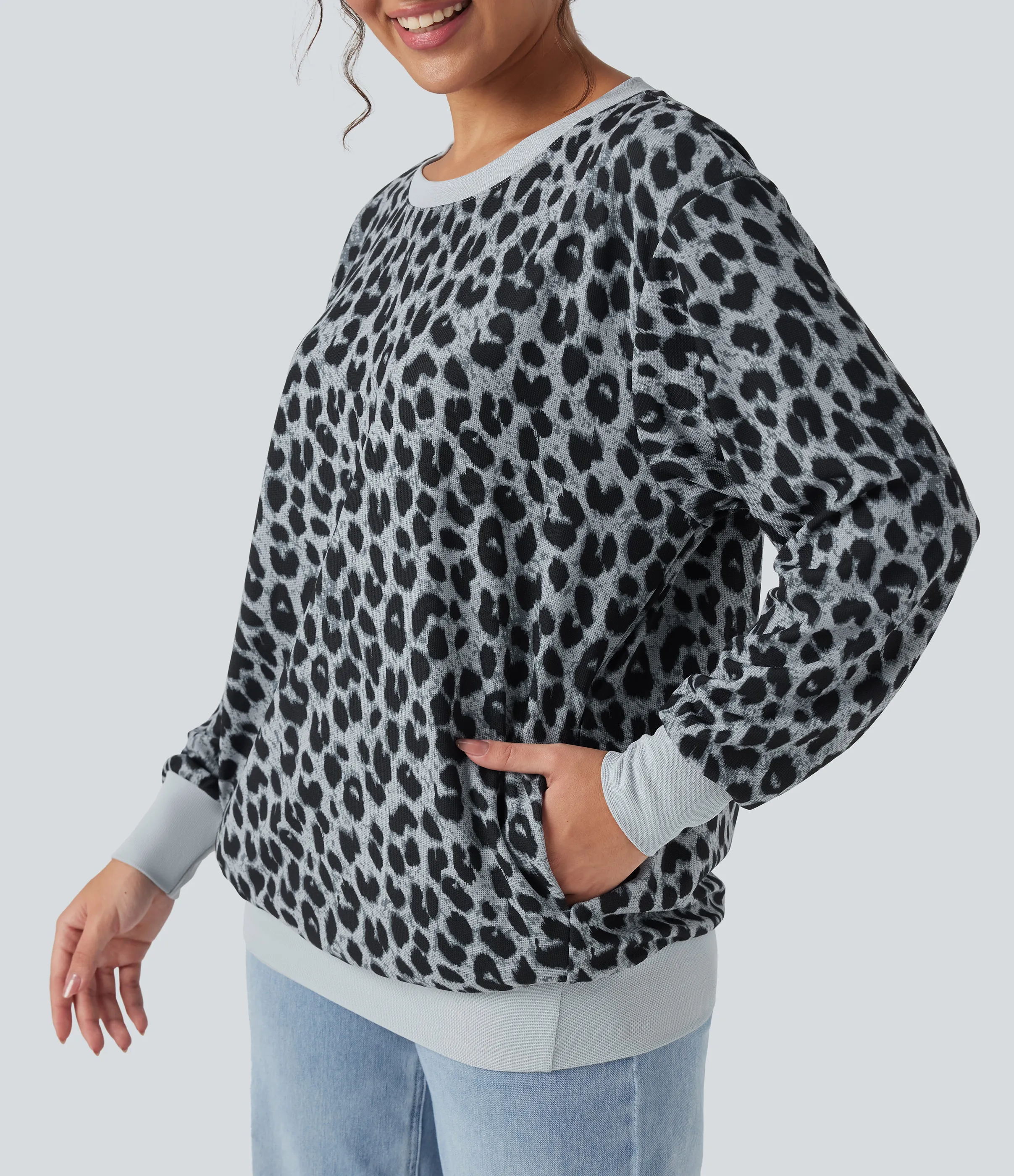 Halara Sudadera casual extragrande de manga larga con cuello redondo y estampado de leopardo con bolsillos - Frosted Panther - M sold by Halara product image thumbnail 5