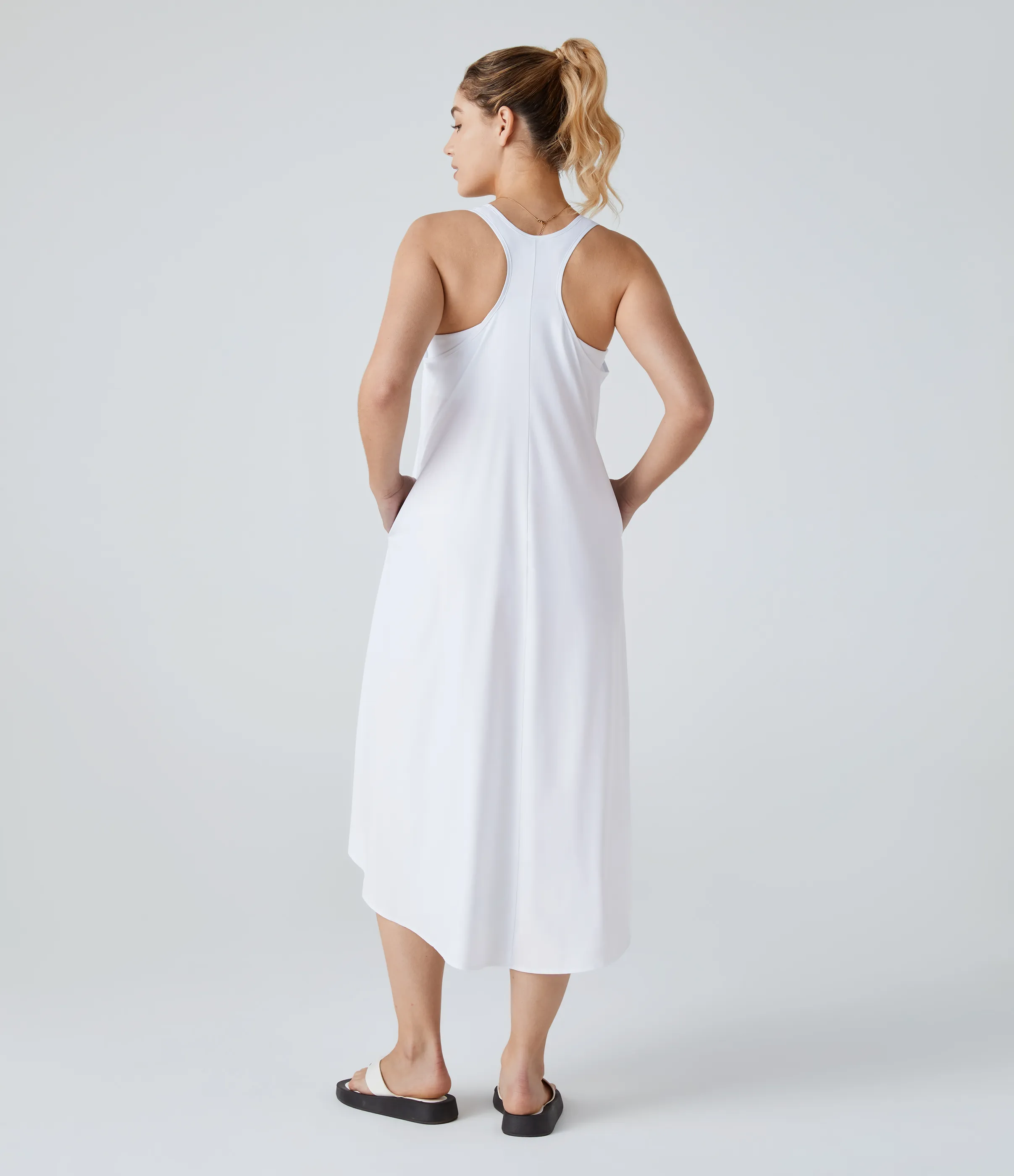 Halara Vestido casual midi Breezeful™ racerback sin espalda con bolsillos laterales, dobladillo asimétrico y secado rápido en copas D-F - White - S sold by Halara product image thumbnail 3