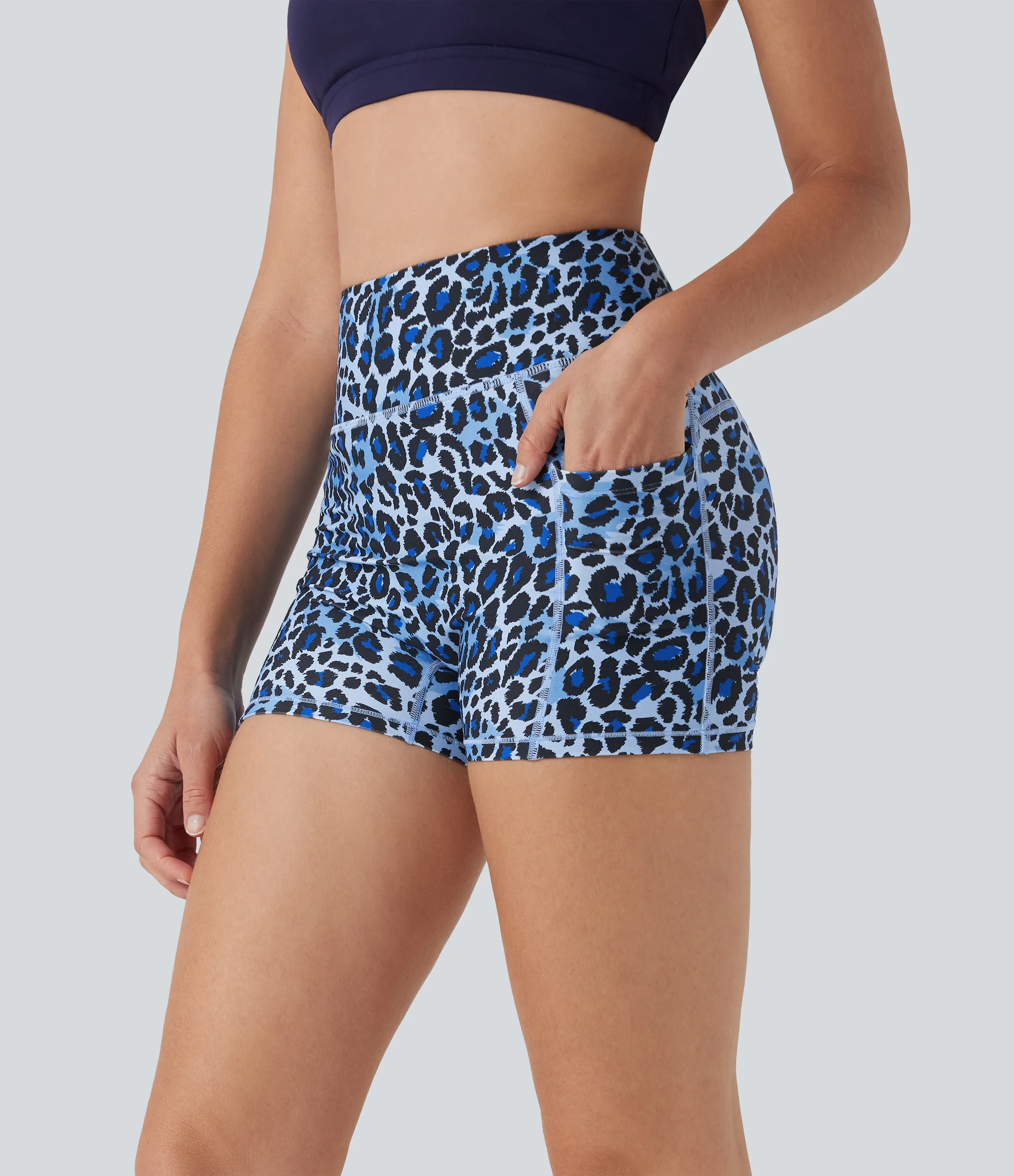 Halara Shorts de yoga biker de 7.5 cm con estampado de leopardo y tiro alto con bolsillos - Ice blue leopard print - M sold by Halara product image thumbnail 4