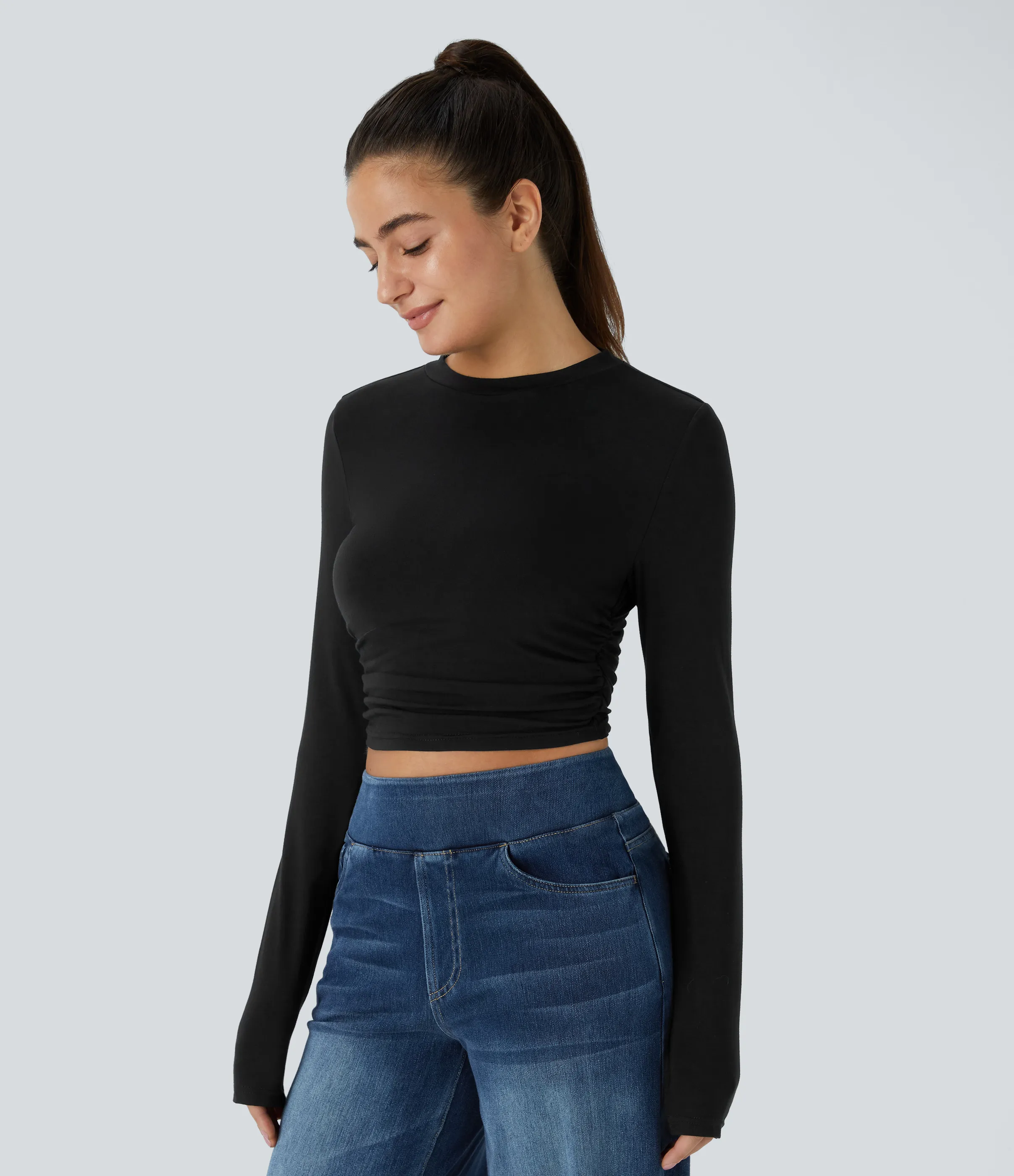 Halara Top recortado ajustado fruncido manga larga cuello redondo - Black - M sold by Halara product image thumbnail 4