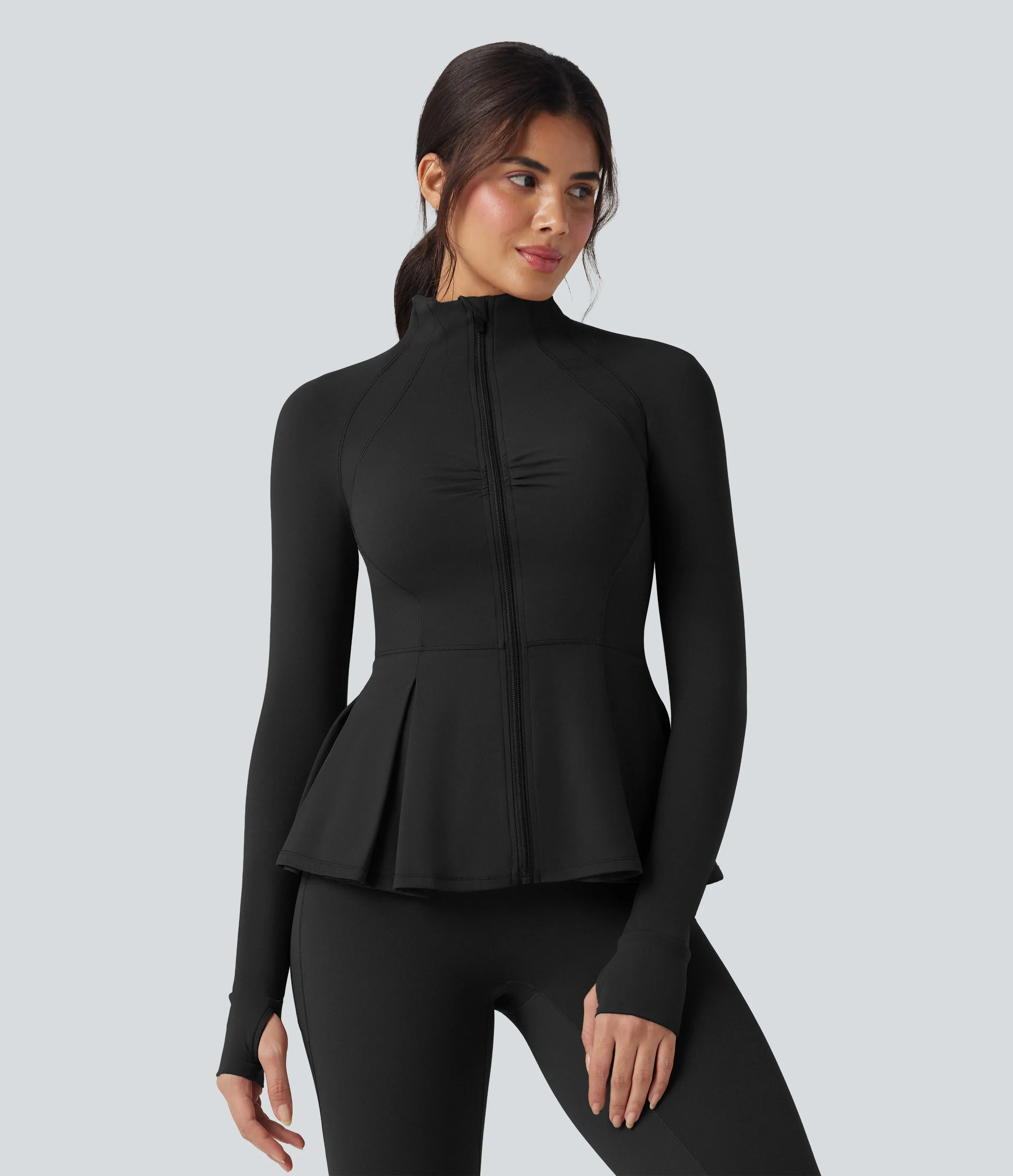 Halara Chaqueta de yoga ajustada SoftlyZero™ de felpa con cuello alto, aberturas para los pulgares y dobladillo plisado fruncido - Black - M sold by Halara