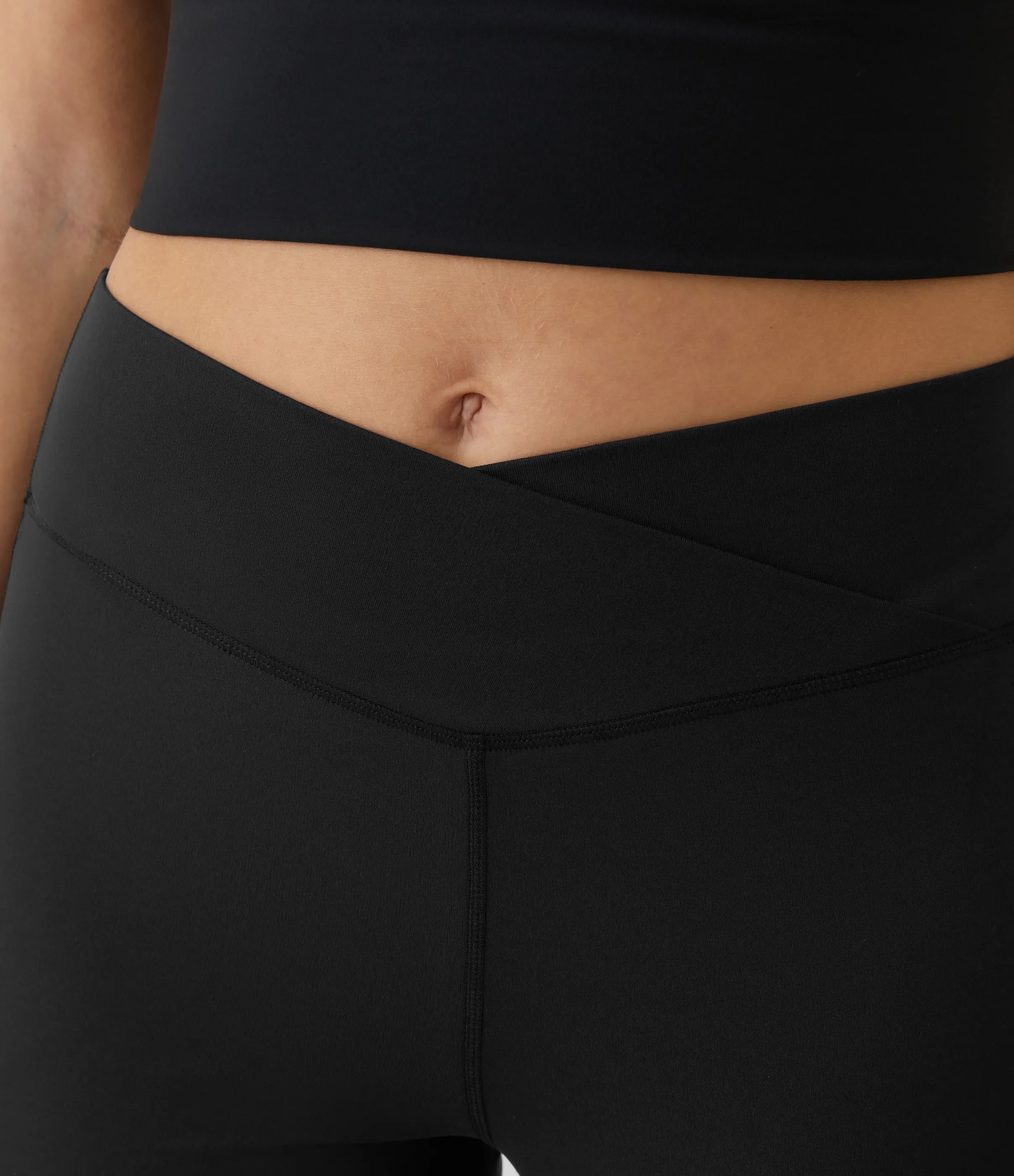 Halara Leggings yoga acampanado cruzado tiro alto - Black - XL(regular) sold by Halara product image thumbnail 5