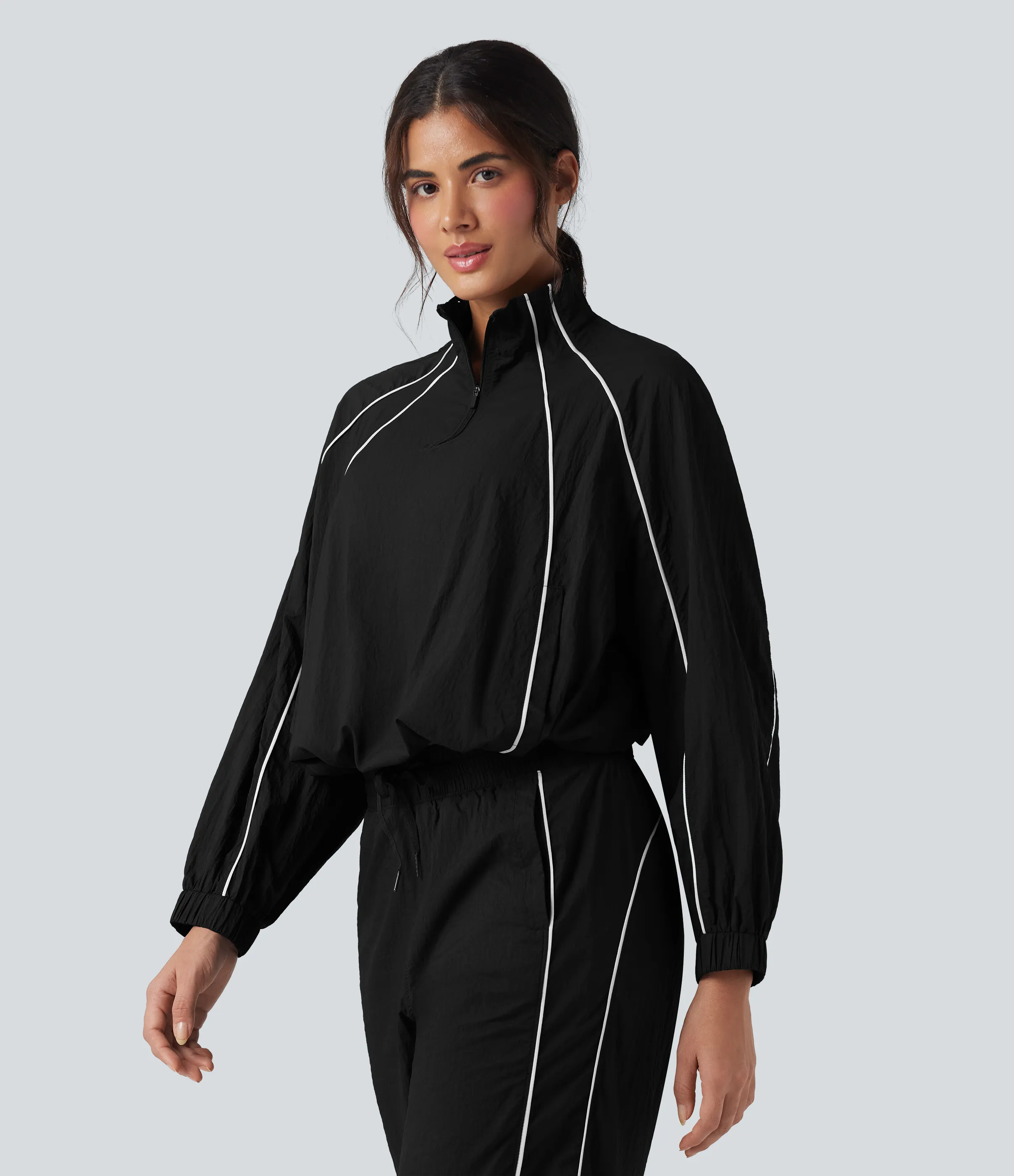 Halara Chaqueta de senderismo oversize ligera y duradera repelente al agua con media cremallera y bloques de color - Black - S sold by Halara