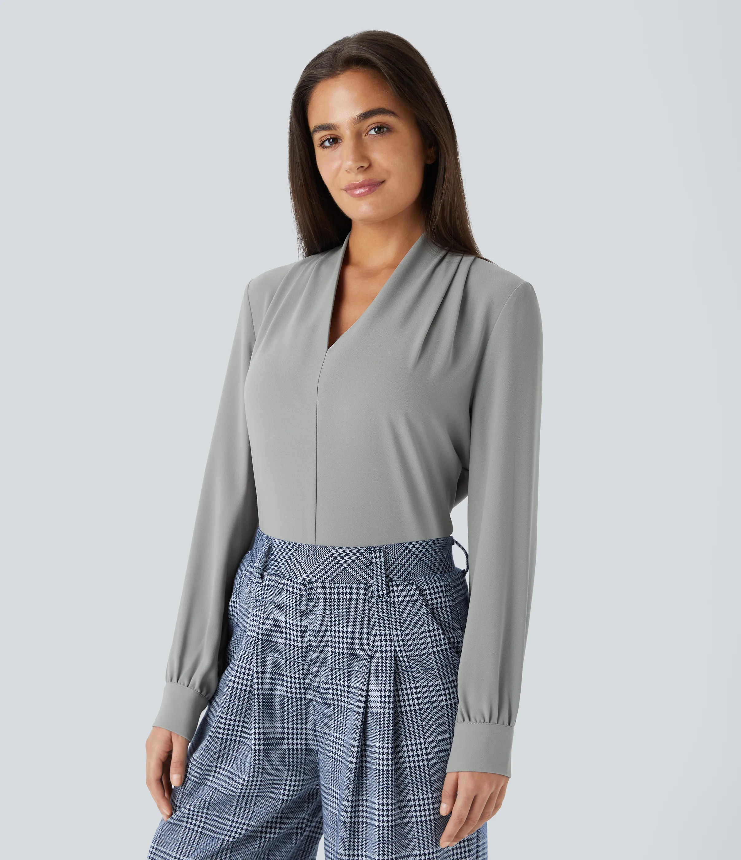 Halara Blusa oficina plisada manga larga cuello V - Mist Grey - XS sold by Halara product image thumbnail 4