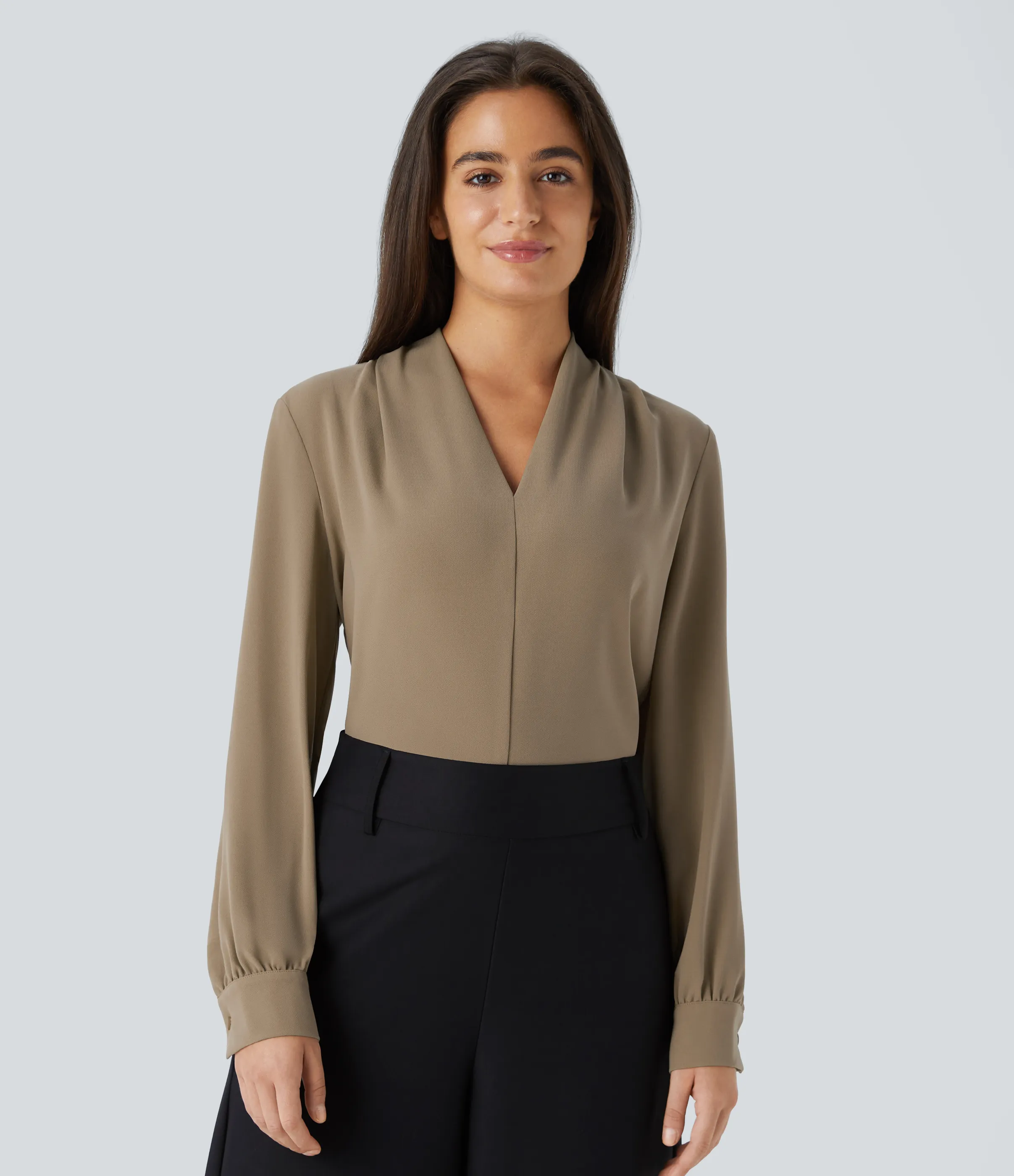 Halara Blusa oficina plisada manga larga cuello V - Petrified Oak - XS sold by Halara