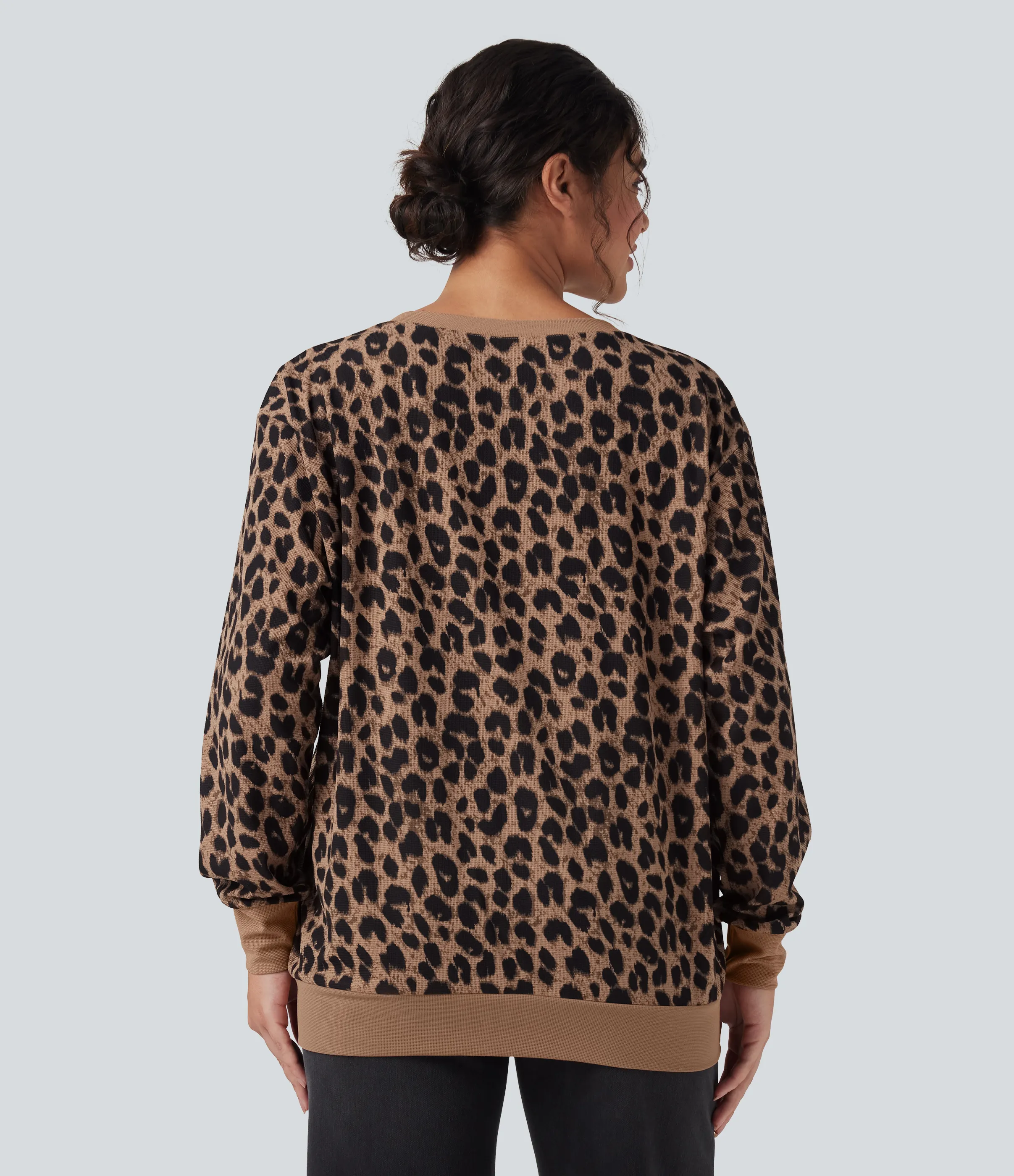 Halara Sudadera casual extragrande de manga larga con cuello redondo y estampado de leopardo con bolsillos - Noir Safari - S sold by Halara product image thumbnail 3