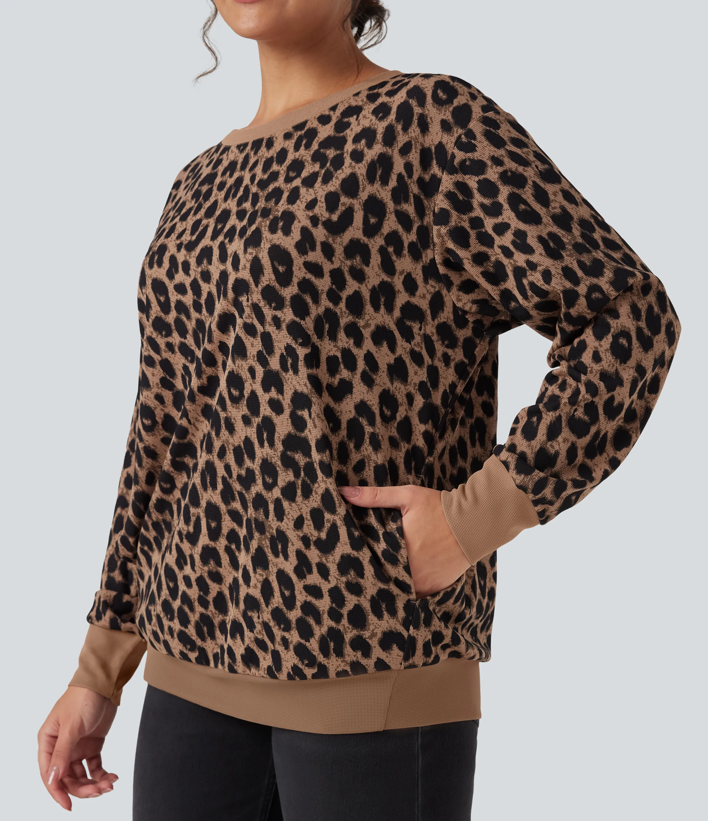 Halara Sudadera casual extragrande de manga larga con cuello redondo y estampado de leopardo con bolsillos - Noir Safari - S sold by Halara product image thumbnail 5