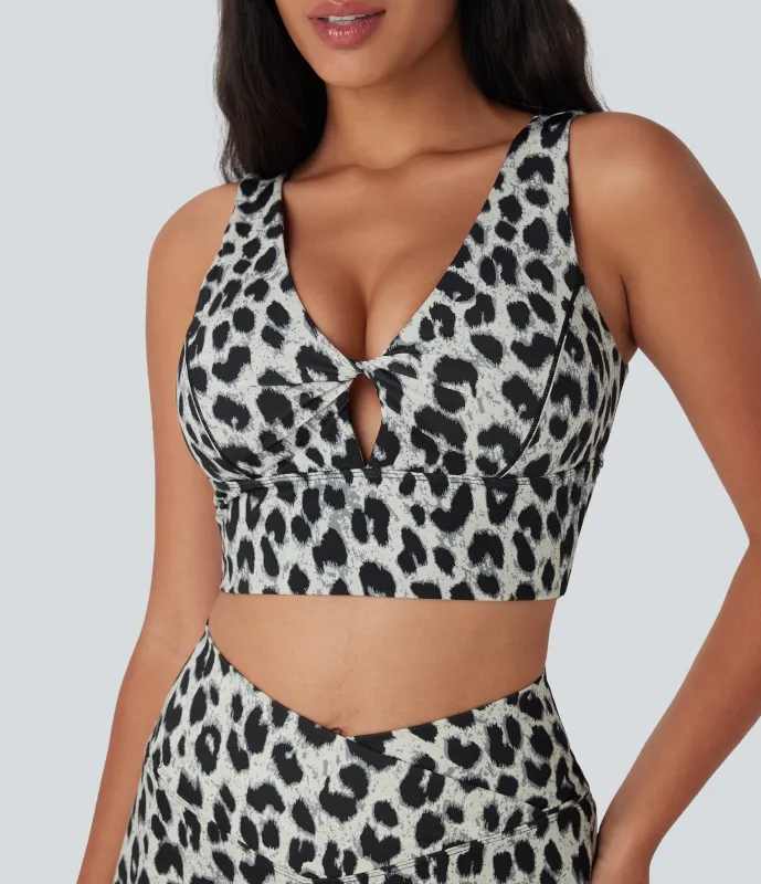 Halara Sujetador deportivo de estampado de leopardo con secado rápido, cuello en V, aberturas torcidas y espalda descubierta - Silver Leopard Print - XL sold by Halara