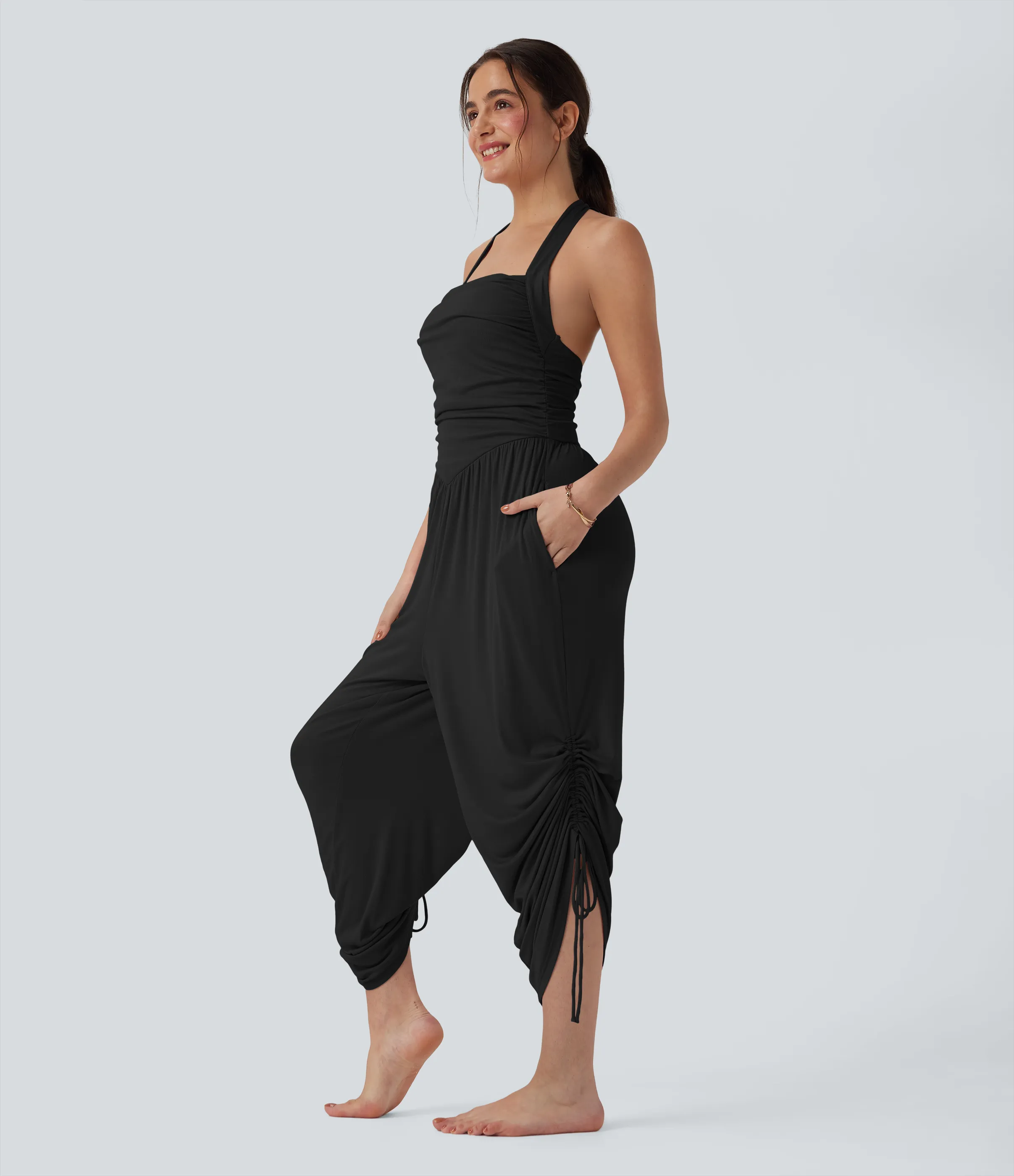 Halara Jumpsuit de resort con cuello halter acanalado, lazo en la espalda, cordón ajustable y bolsillos - Black - M(regular) sold by Halara product image thumbnail 4