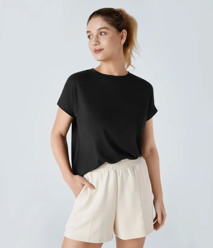 Halara Camiseta relajada cuello redondo bolsillo pecho dobladillo dividido - Black - S sold by Halara