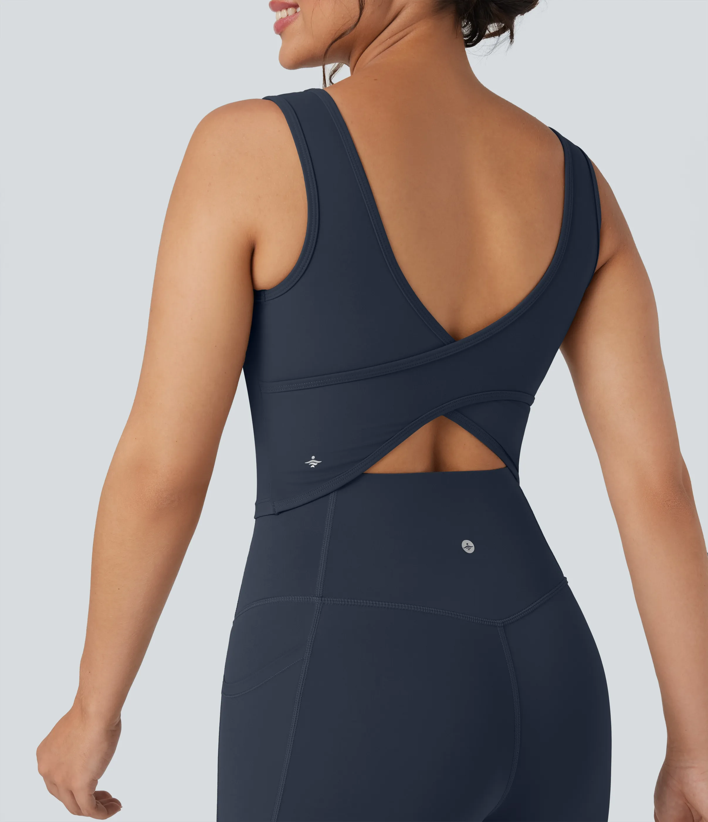 Halara Top corto de yoga Halara UltraSculpt™ cruzado con cuello en U - Carbon - S sold by Halara