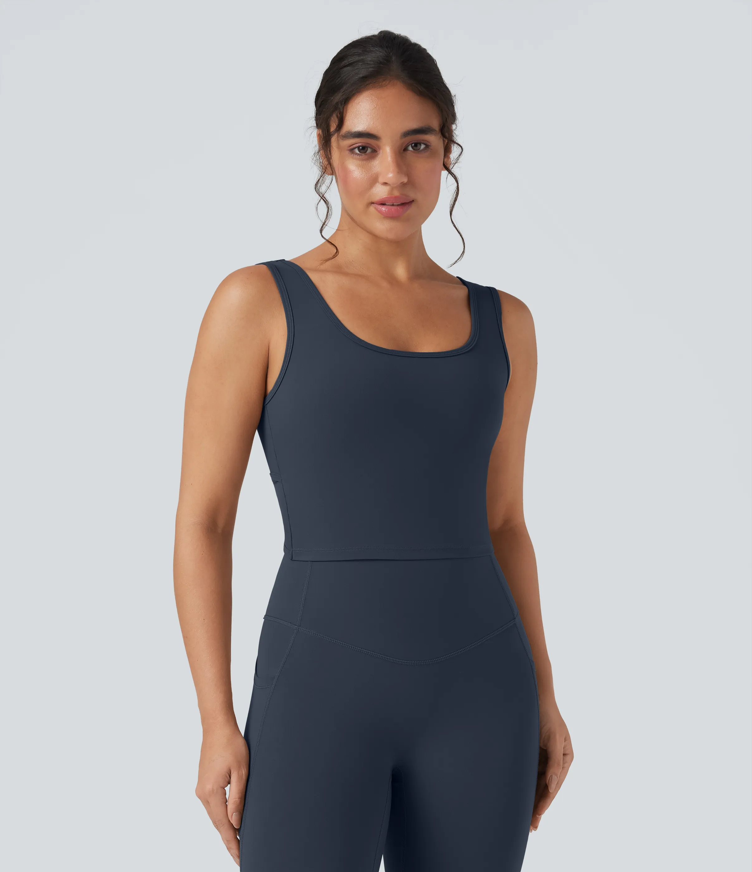 Halara Top corto de yoga Halara UltraSculpt™ cruzado con cuello en U - Carbon - S sold by Halara product image thumbnail 3