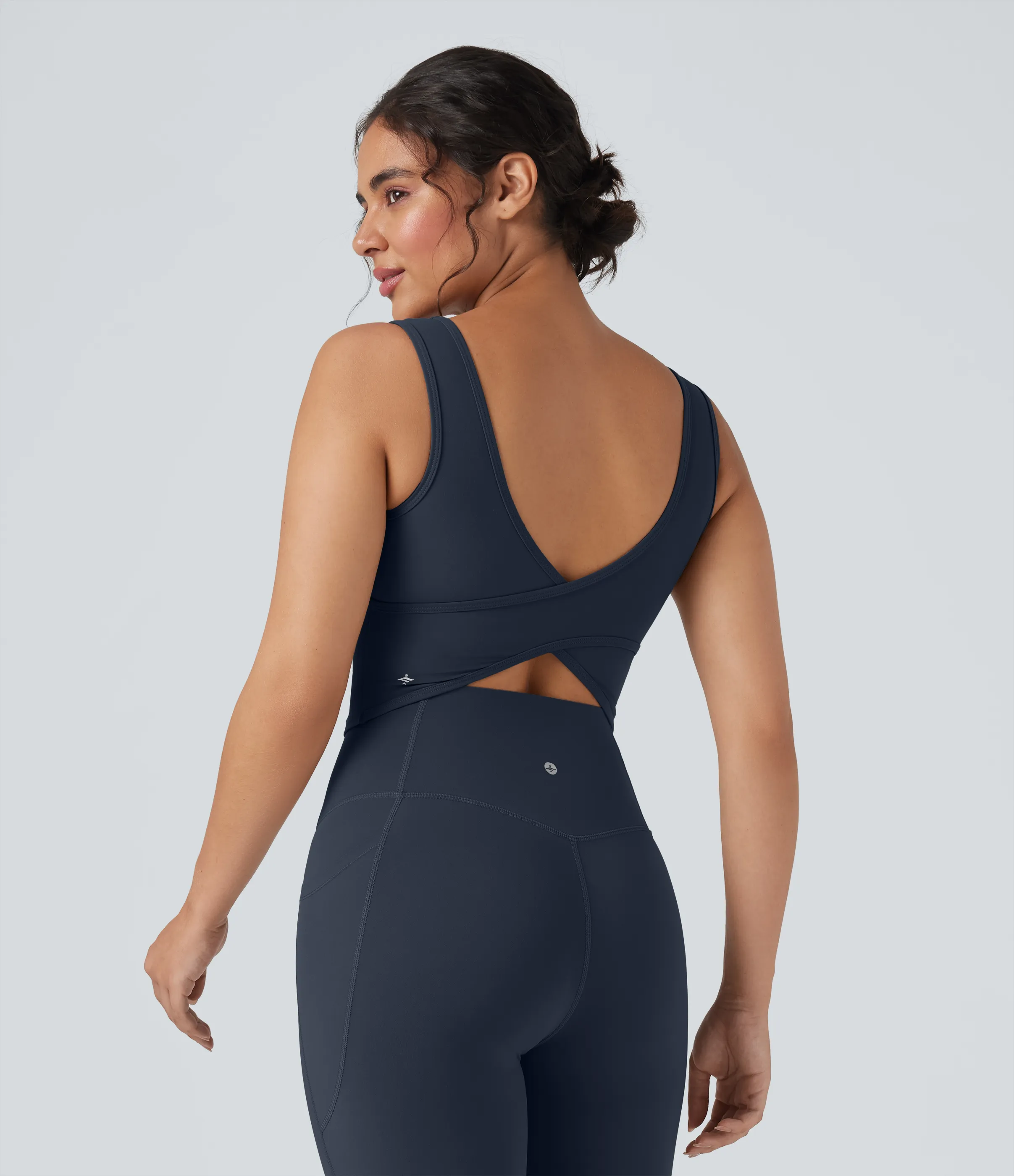 Halara Top corto de yoga Halara UltraSculpt™ cruzado con cuello en U - Carbon - S sold by Halara product image thumbnail 5