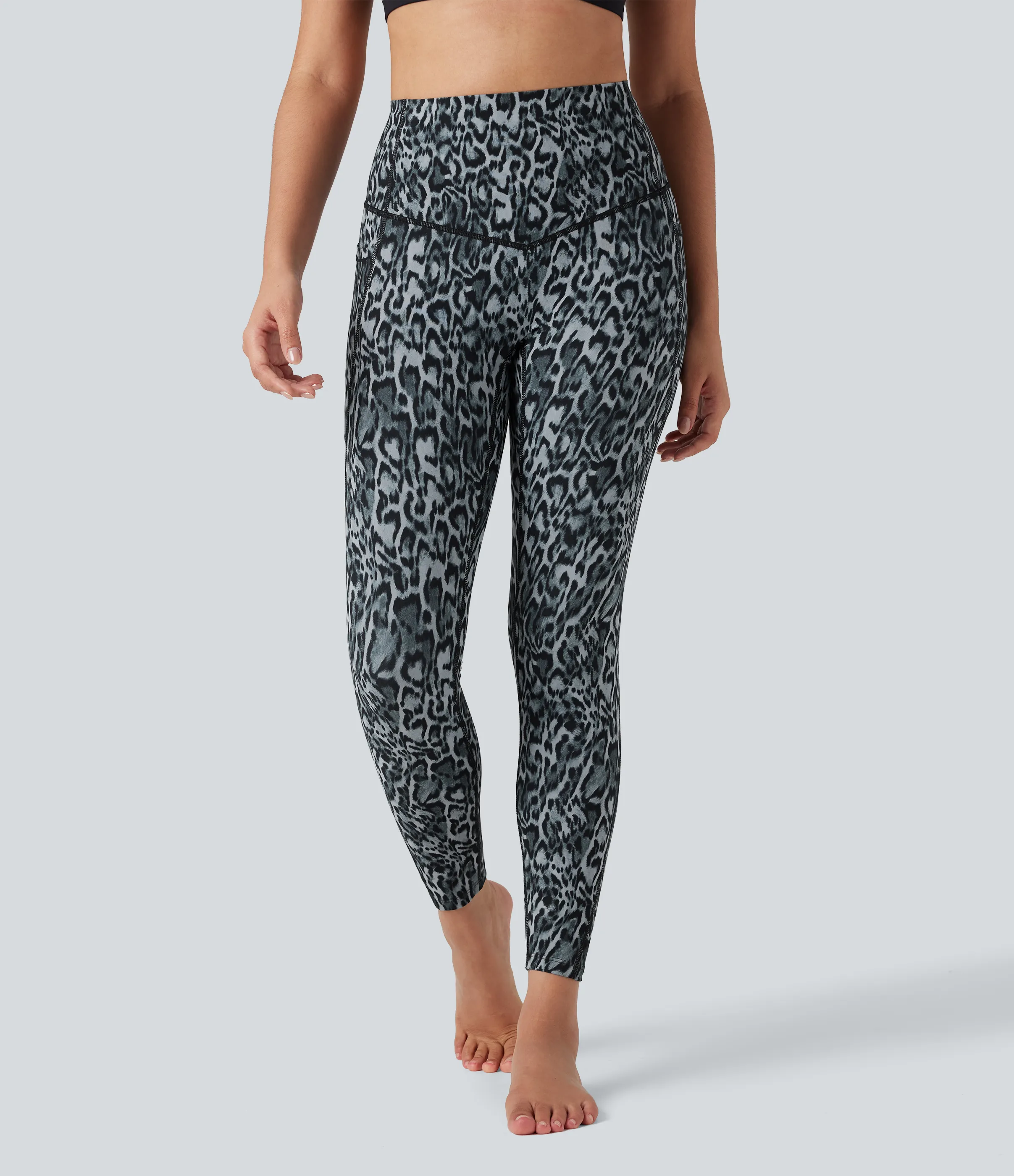 Halara Leggings de yoga Halara UltraSculpt™ con estampado de leopardo, cintura alta, control de abdomen y bolsillos - Black and Silver Leopard Print - M(7/8) sold by Halara product image thumbnail 5