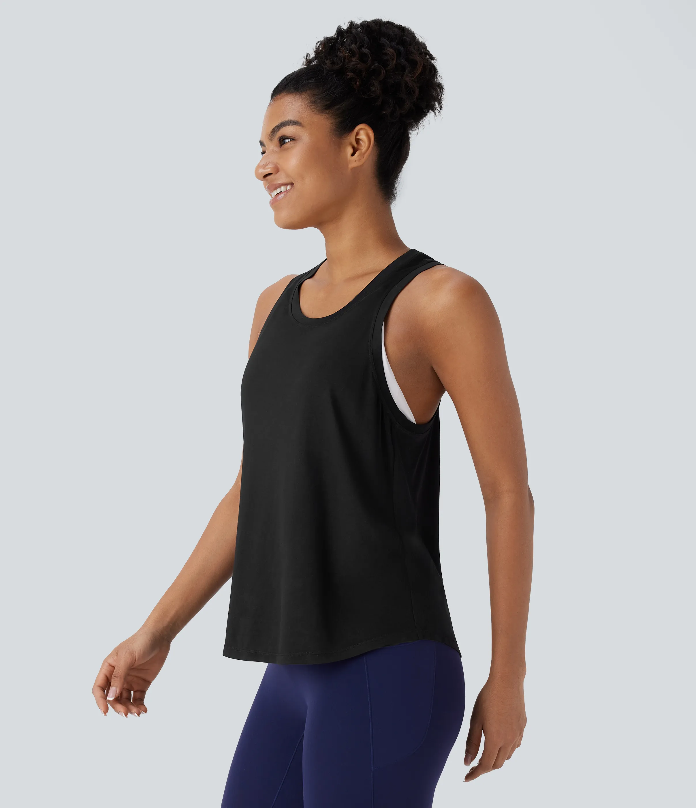 Halara Top deportivo yoga espalda cruzada dobladillo curvo - Black - XS sold by Halara product image thumbnail 4