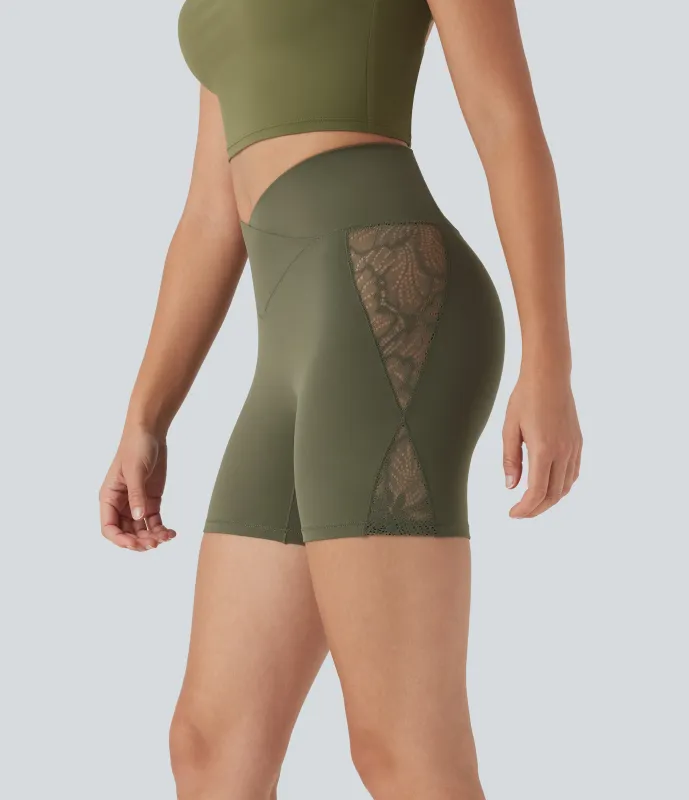 Halara Pantalón corto Softlyzero™ yoga ciclista tiro alto bolsillo trasero encaje contrastante cruzado 12.5 cm- UPF50+ - Grass Grey Green - M made by Halara