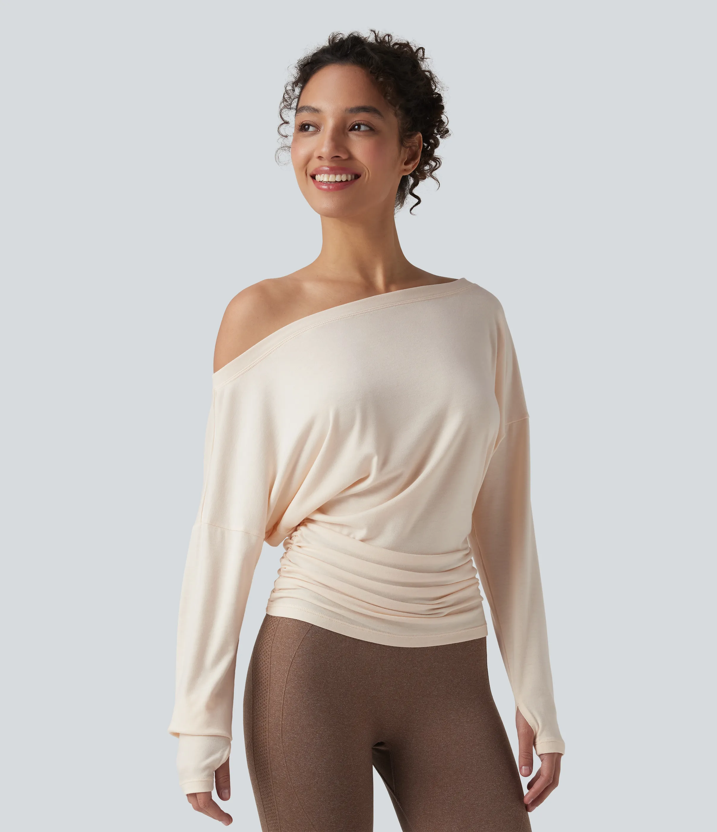 Halara Top deportivo de yoga fruncido con manga larga y un solo hombro con abertura para el pulgar - Whisper White - M sold by Halara