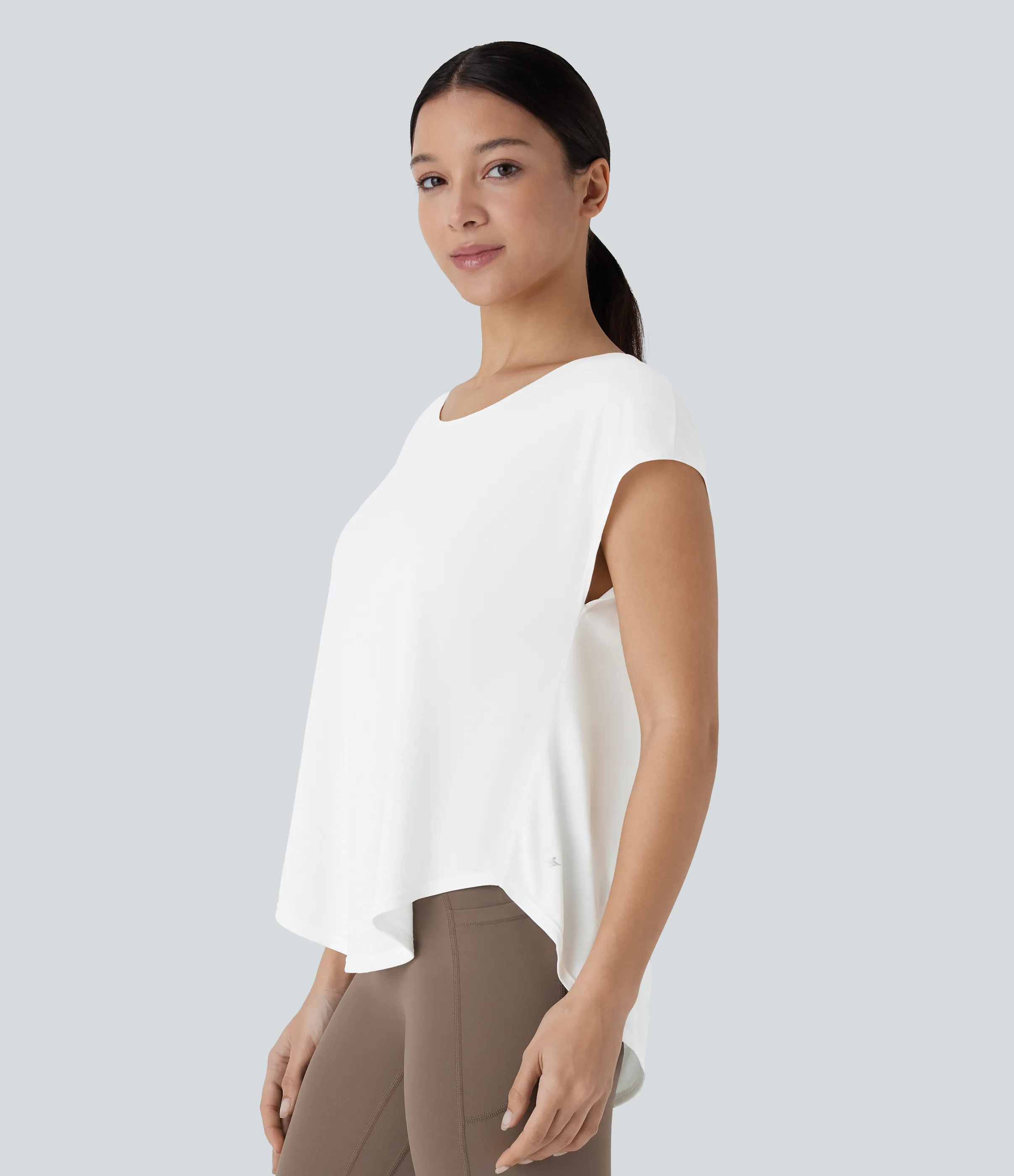 Halara Top deportivo yoga dobladillo curvo manga corta sin espalda - White - XS sold by Halara product image thumbnail 4