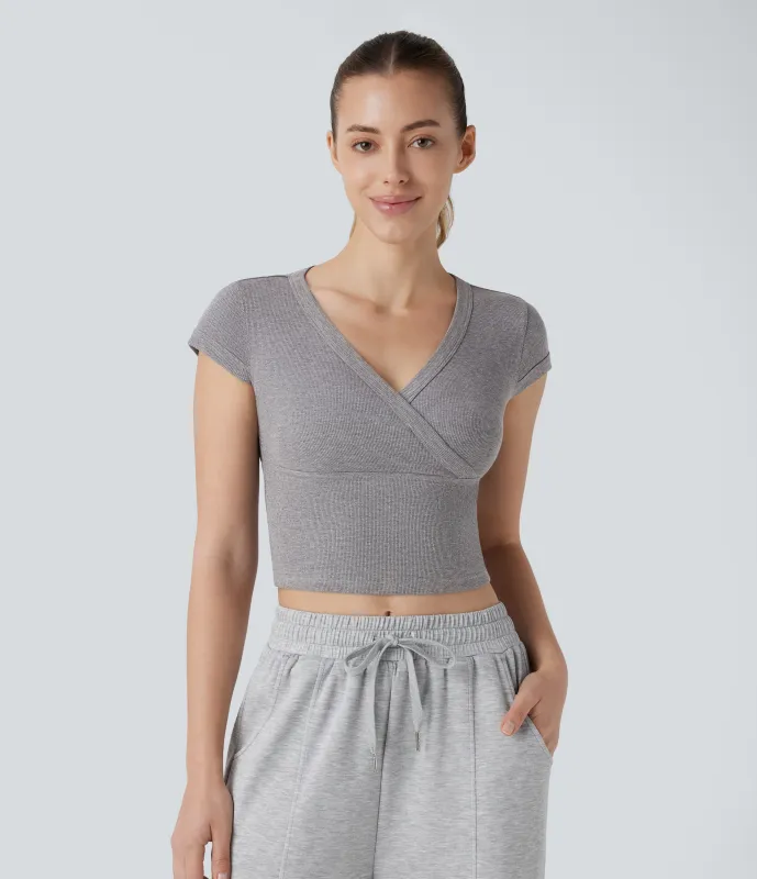 Halara Top corto manga corta cuello V cruzado canalé - Ash Grey - XL sold by Halara