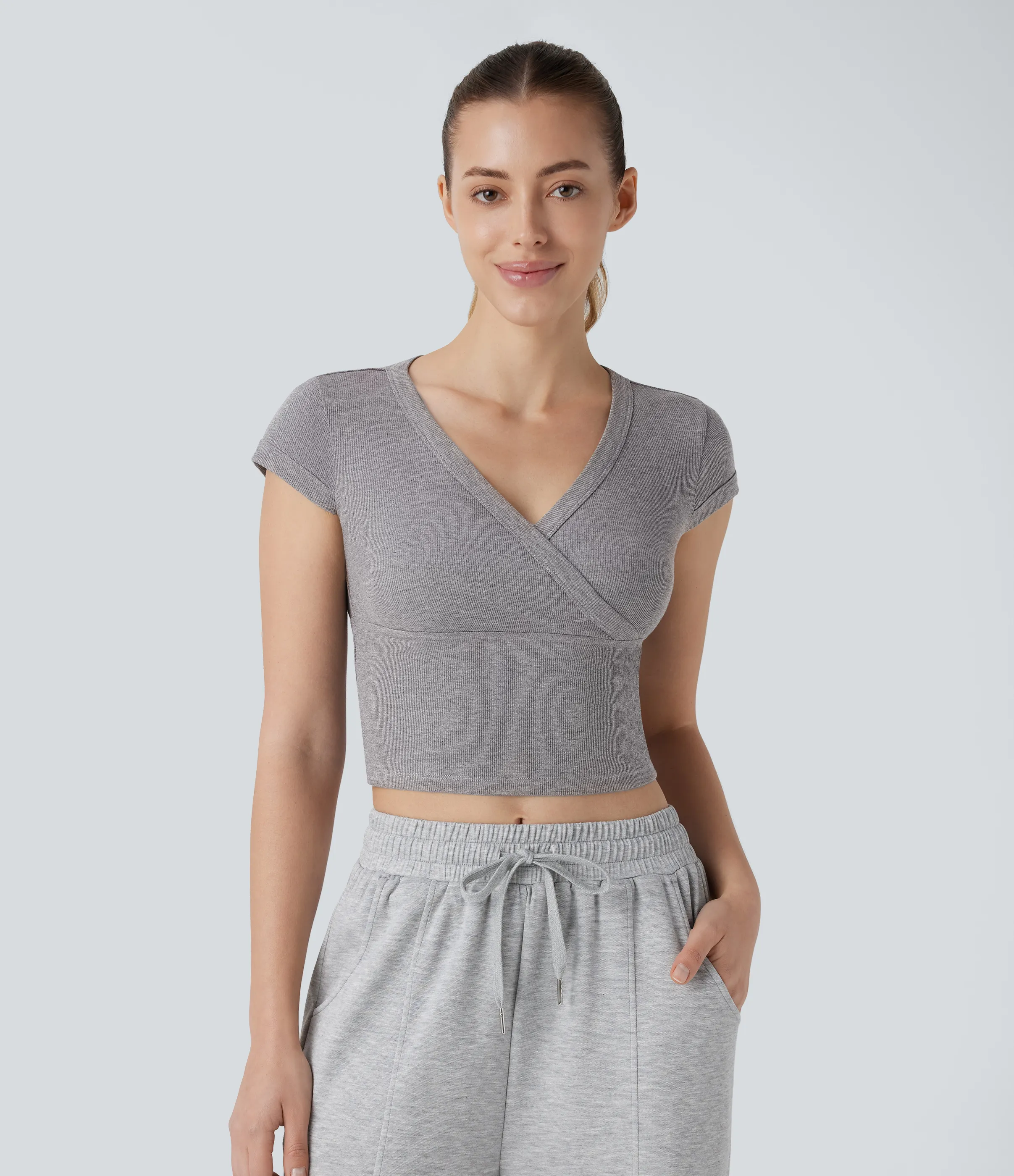 Halara Top corto manga corta cuello V cruzado canalé - Ash Grey - XL sold by Halara