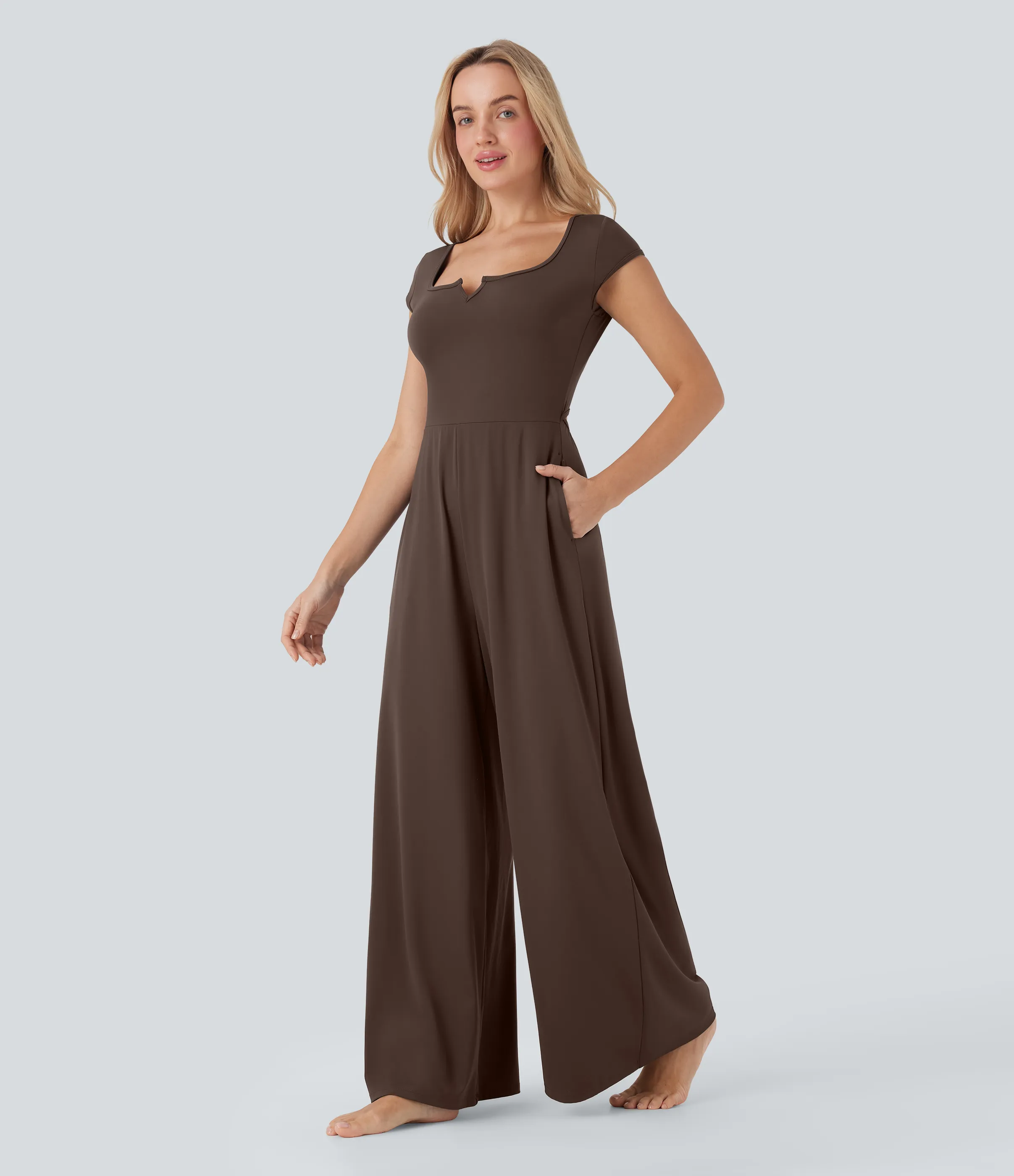 Halara Mono de yoga ancho Softlyzero™ de manga corta con cuello entallado de tacto fresco con bolsillos laterales - Edición Easy Peezy - Chocolate Martini - L(regular) sold by Halara