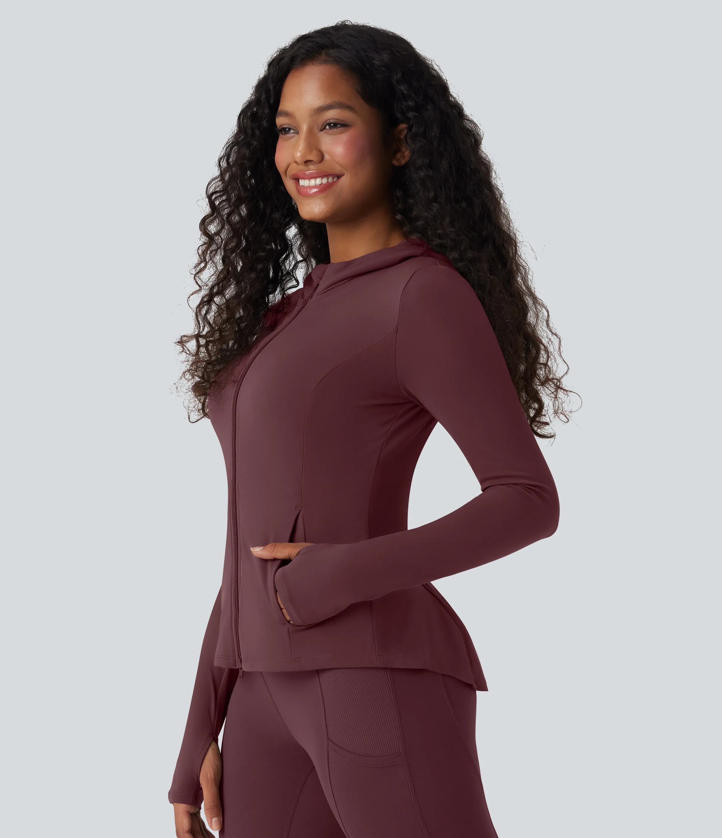 Halara Chamarra plisada SoftlyZero™ de manga larga con capucha y abertura para el pulgar con bolsillos - UPF50+ - Red Mahogany - L sold by Halara product image thumbnail 4