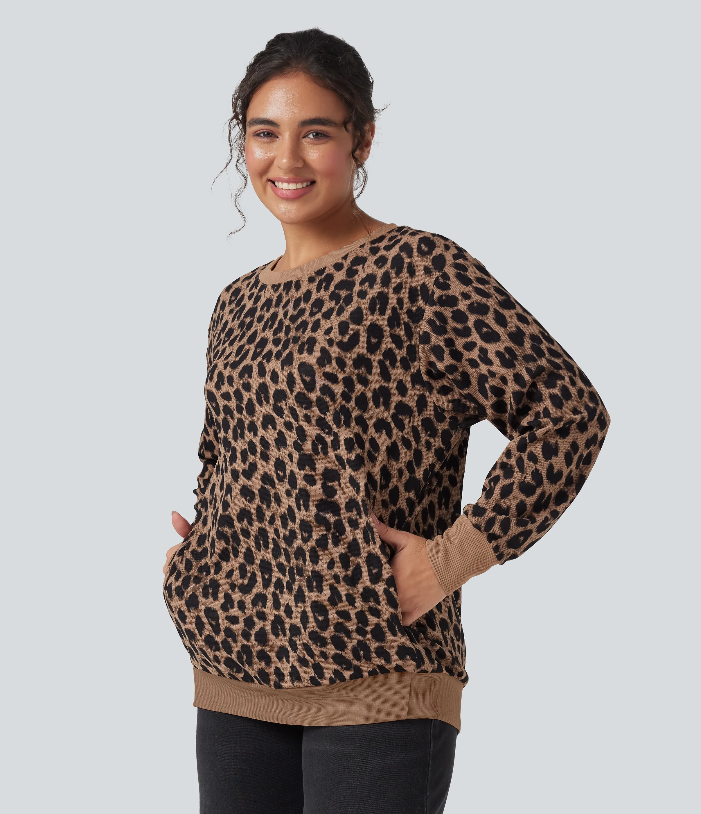 Halara Sudadera casual extragrande de manga larga con cuello redondo y estampado de leopardo con bolsillos - Noir Safari - M sold by Halara