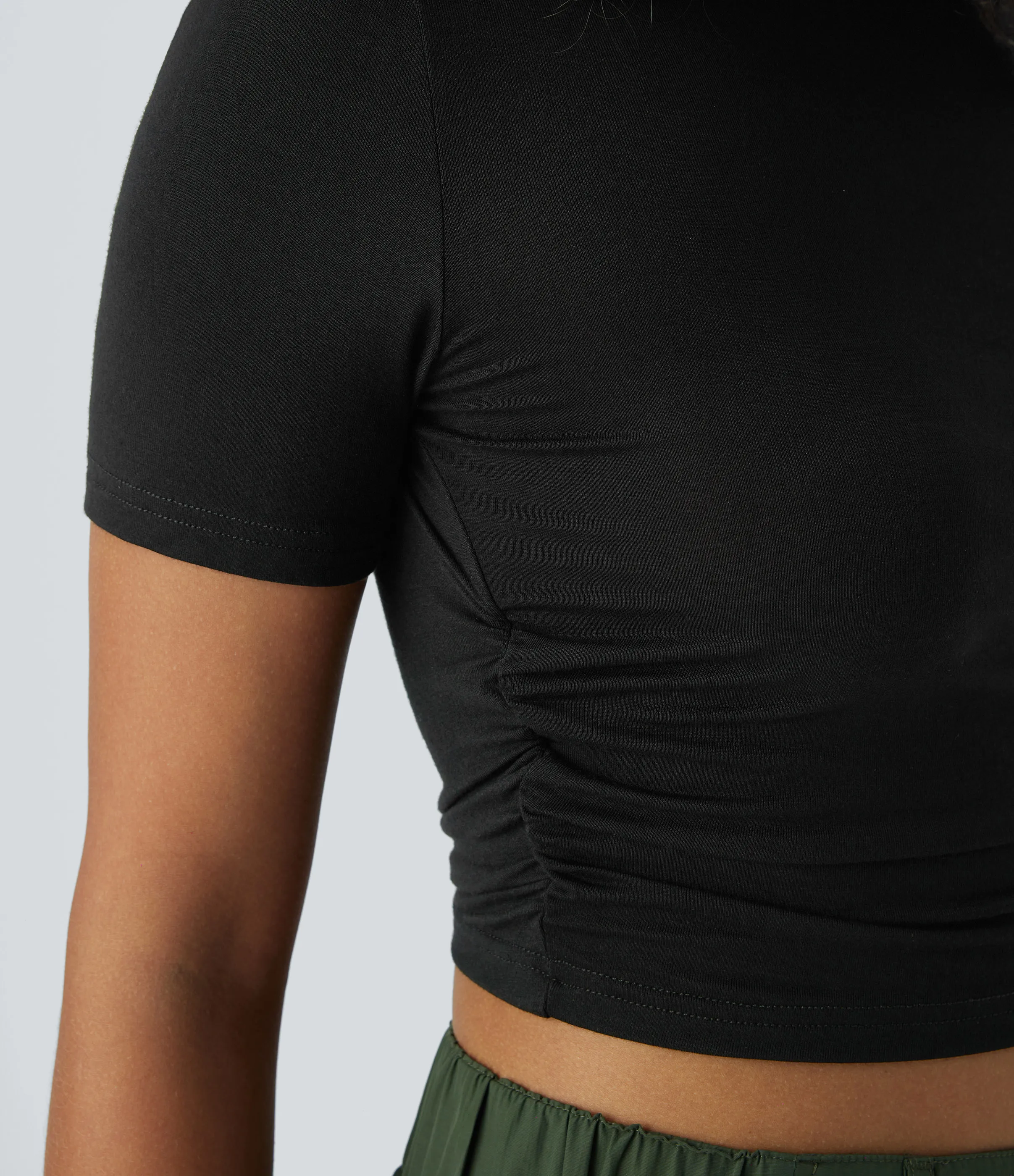 Halara Camiseta recortada ajustada pliegue manga corta cuello redondo - Black - S sold by Halara product image thumbnail 5