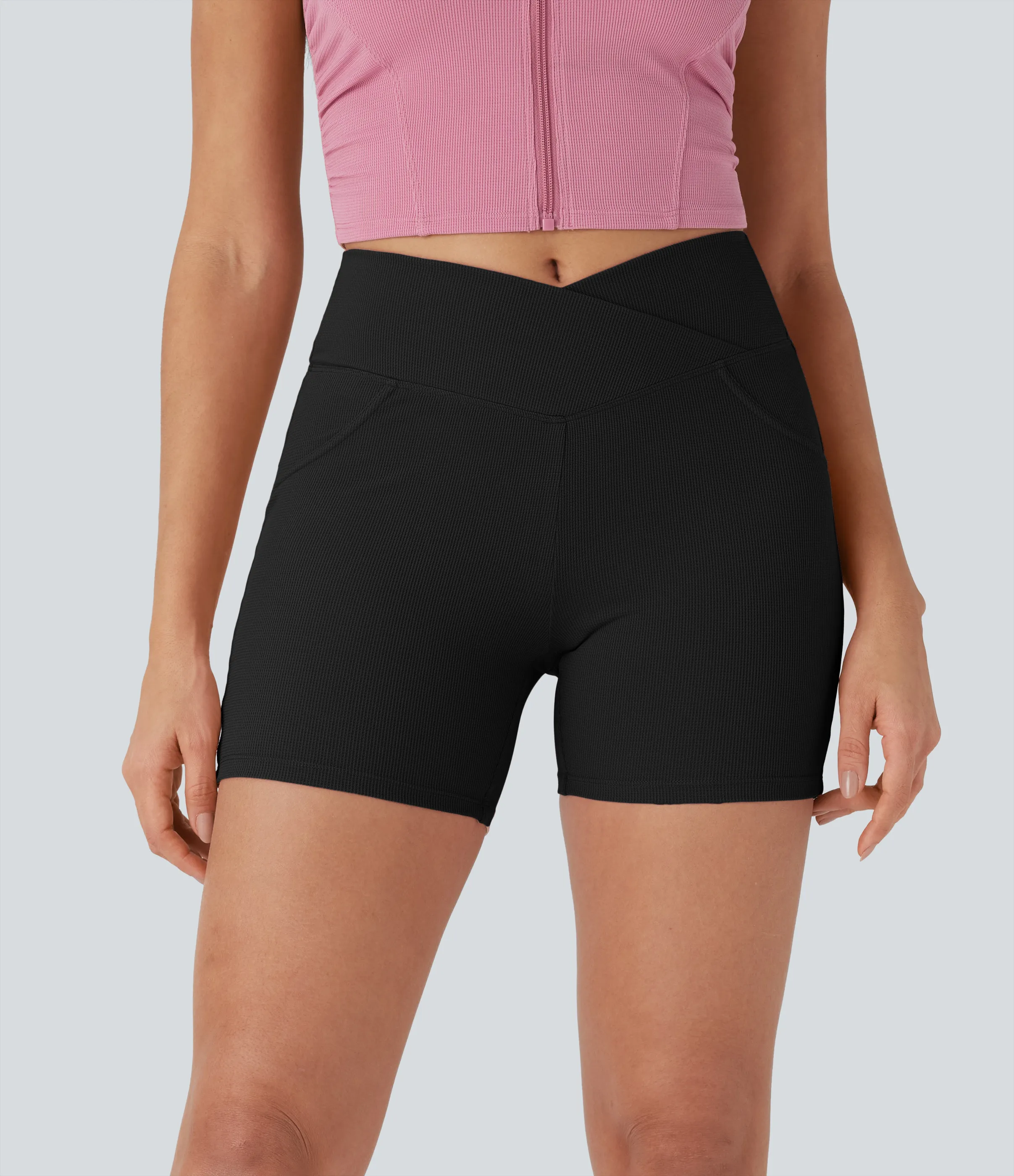 Halara Shorts de yoga tipo biker de tiro alto con cintura cruzada en tela gofre con bolsillos traseros en longitud 5cm - Black - L sold by Halara product image thumbnail 3
