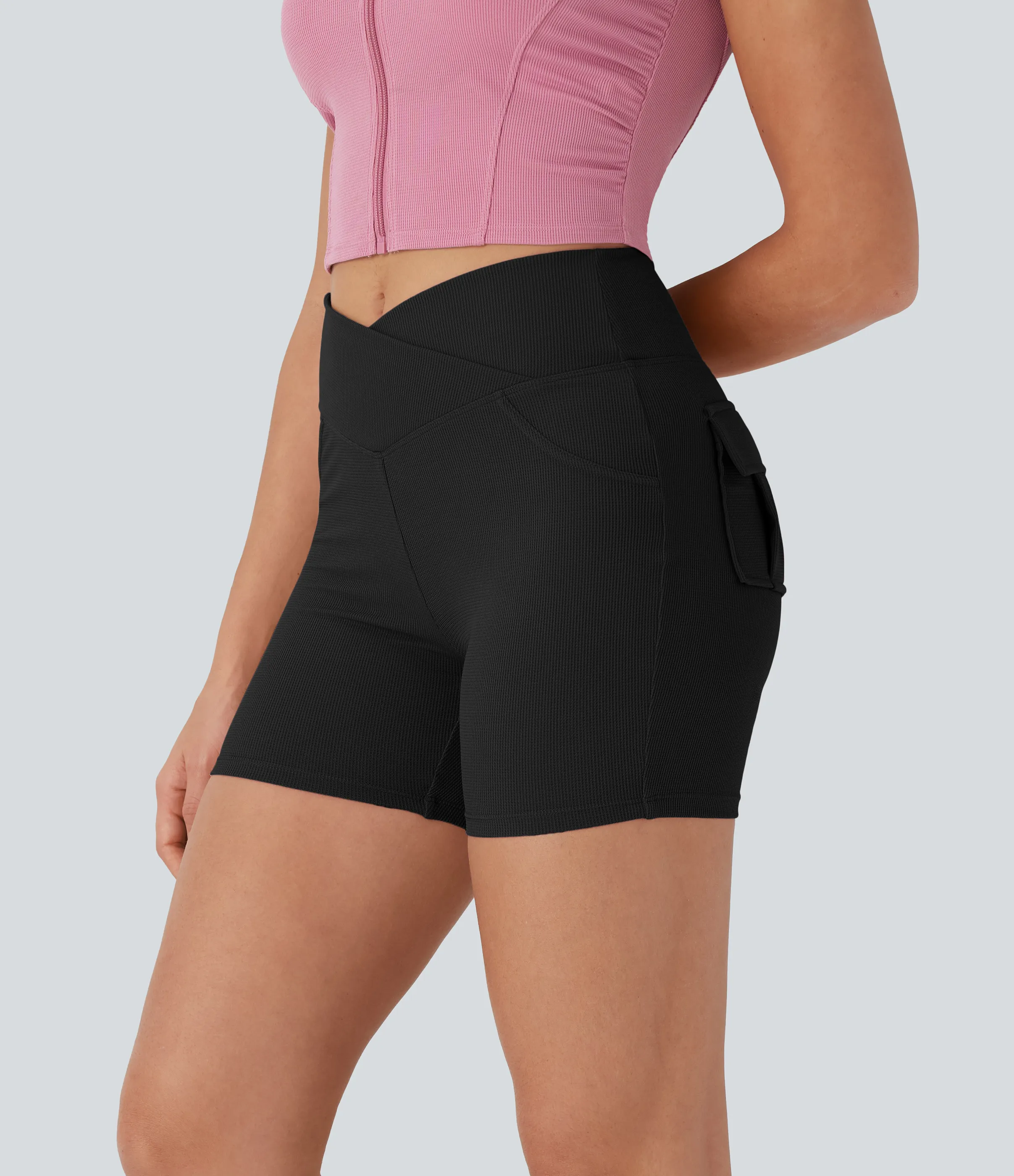 Halara Shorts de yoga tipo biker de tiro alto con cintura cruzada en tela gofre con bolsillos traseros en longitud 5cm - Black - L sold by Halara product image thumbnail 4