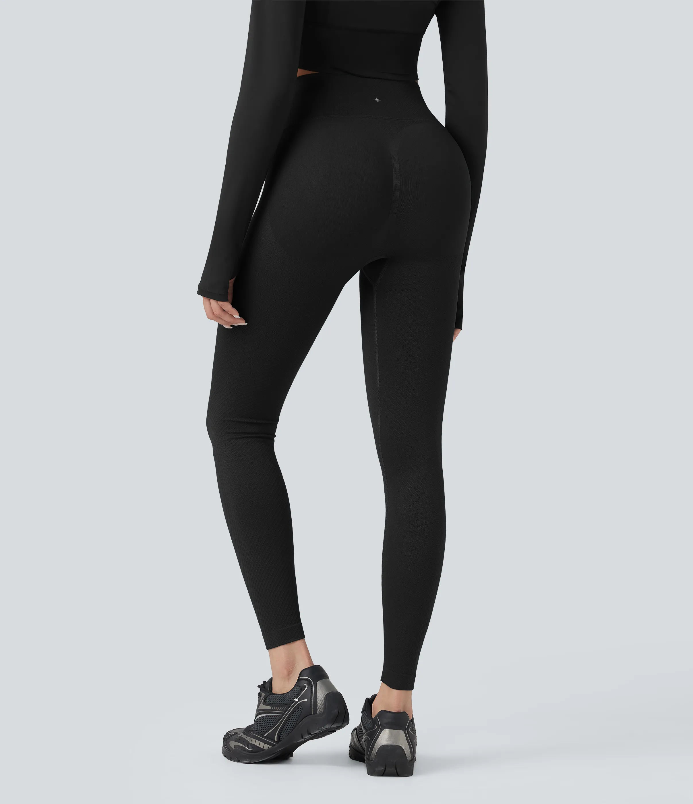 Halara Leggings de yoga de tiro alto fluido sin costuras con control de abdomen y push-up levanta glúteos en longitud 7/8 - Black - XS(7/8) sold by Halara product image thumbnail 3