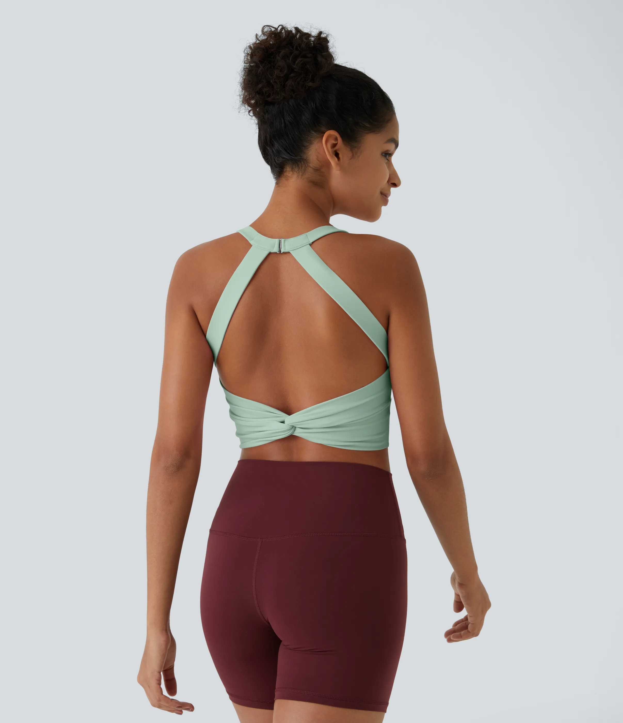 Halara Top corto de yoga SoftlyZero™ Plush afelpado con abertura en copas D-F - Subtle Green - S sold by Halara