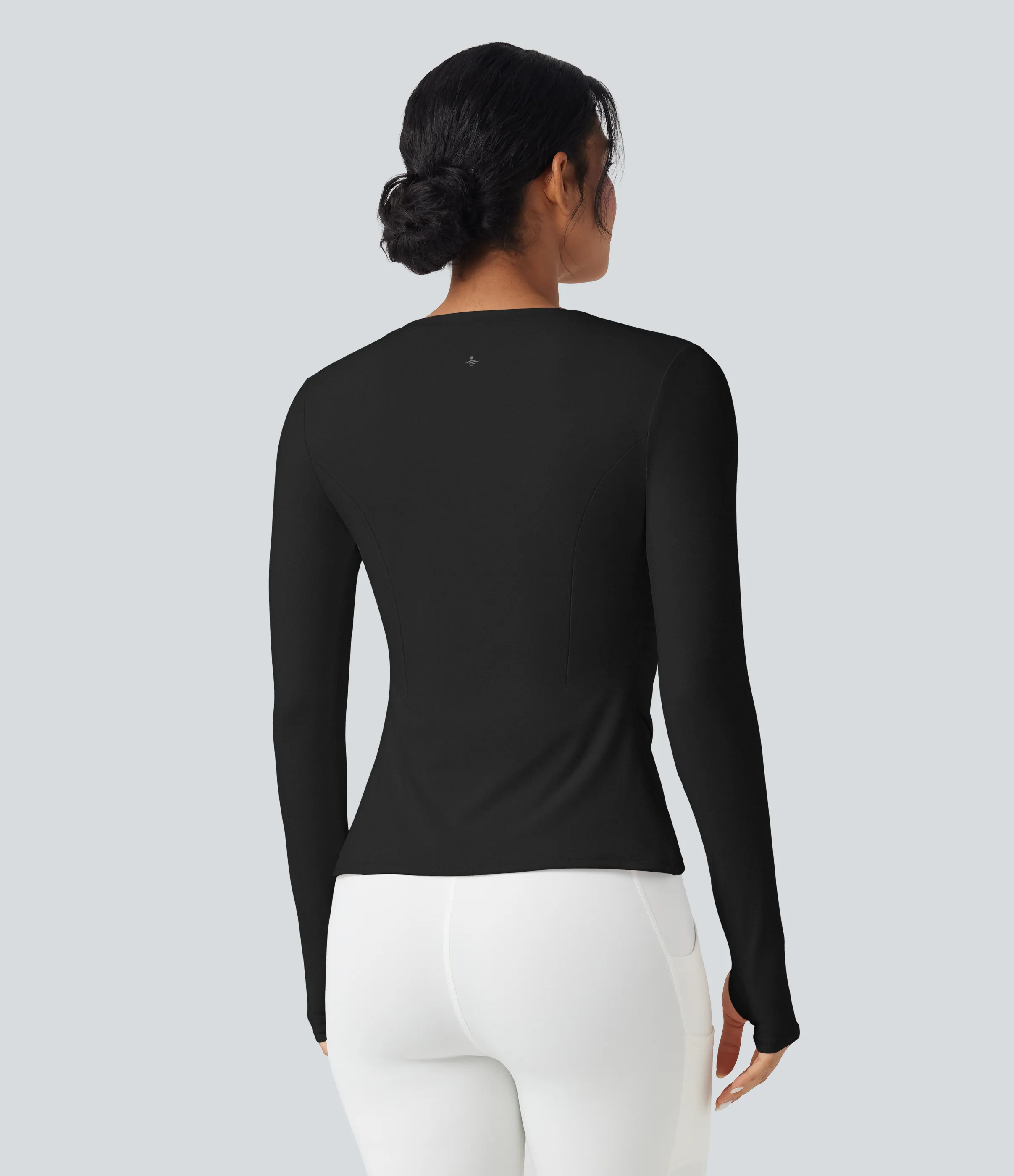 Halara Top deportivo de yoga SoftlyZero™ manga larga afelpada con cuello redondo y aberturas para los pulgares con dobladillo cruzado - Black - S sold by Halara product image thumbnail 4