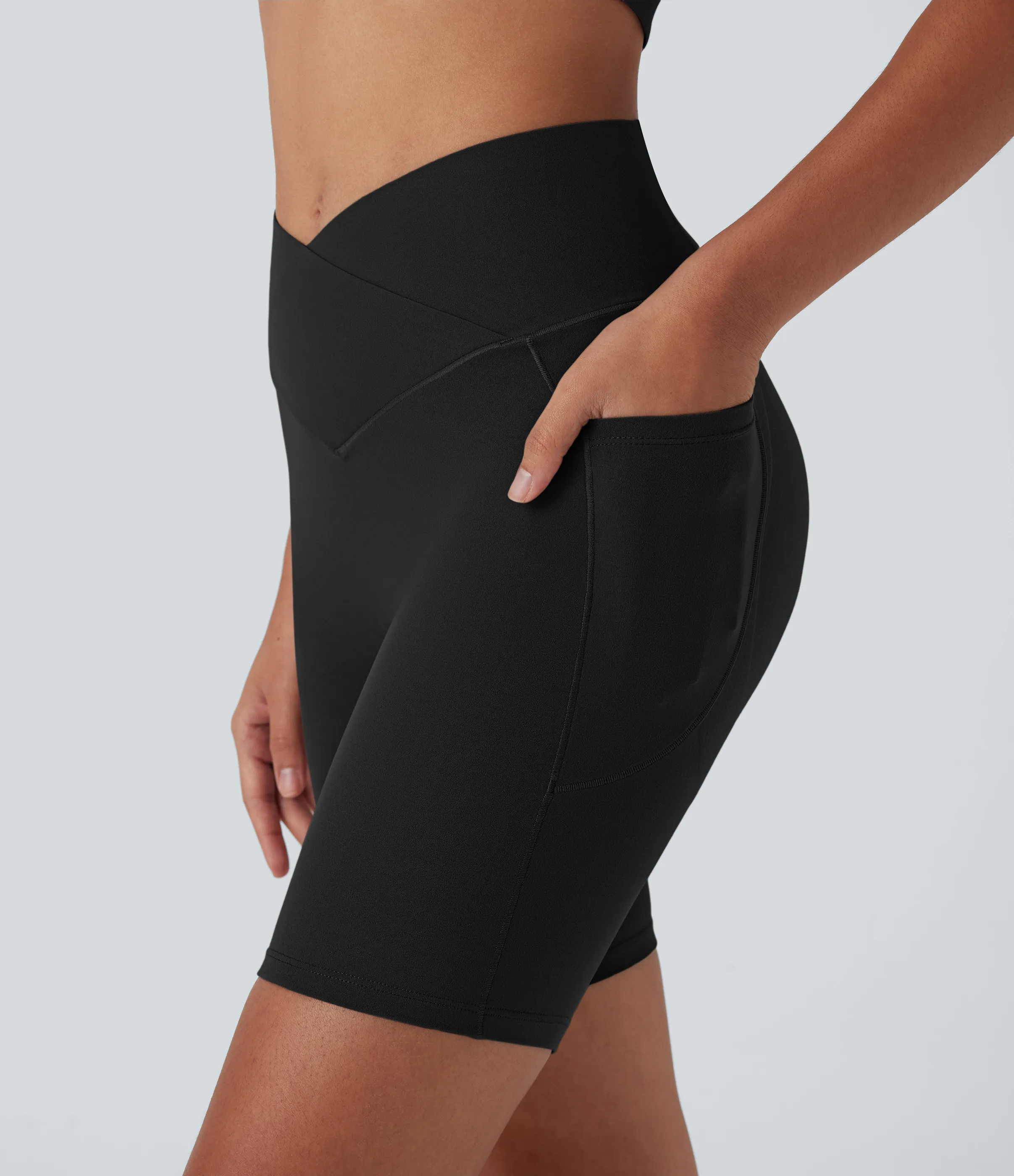 Halara Shorts de yoga moldeadores Halara UltraSculpt™ de tiro alto cruzado con efecto moldeador de abdomen y push-up de 18 cm y bolsillos - Black - XS sold by Halara product image thumbnail 4