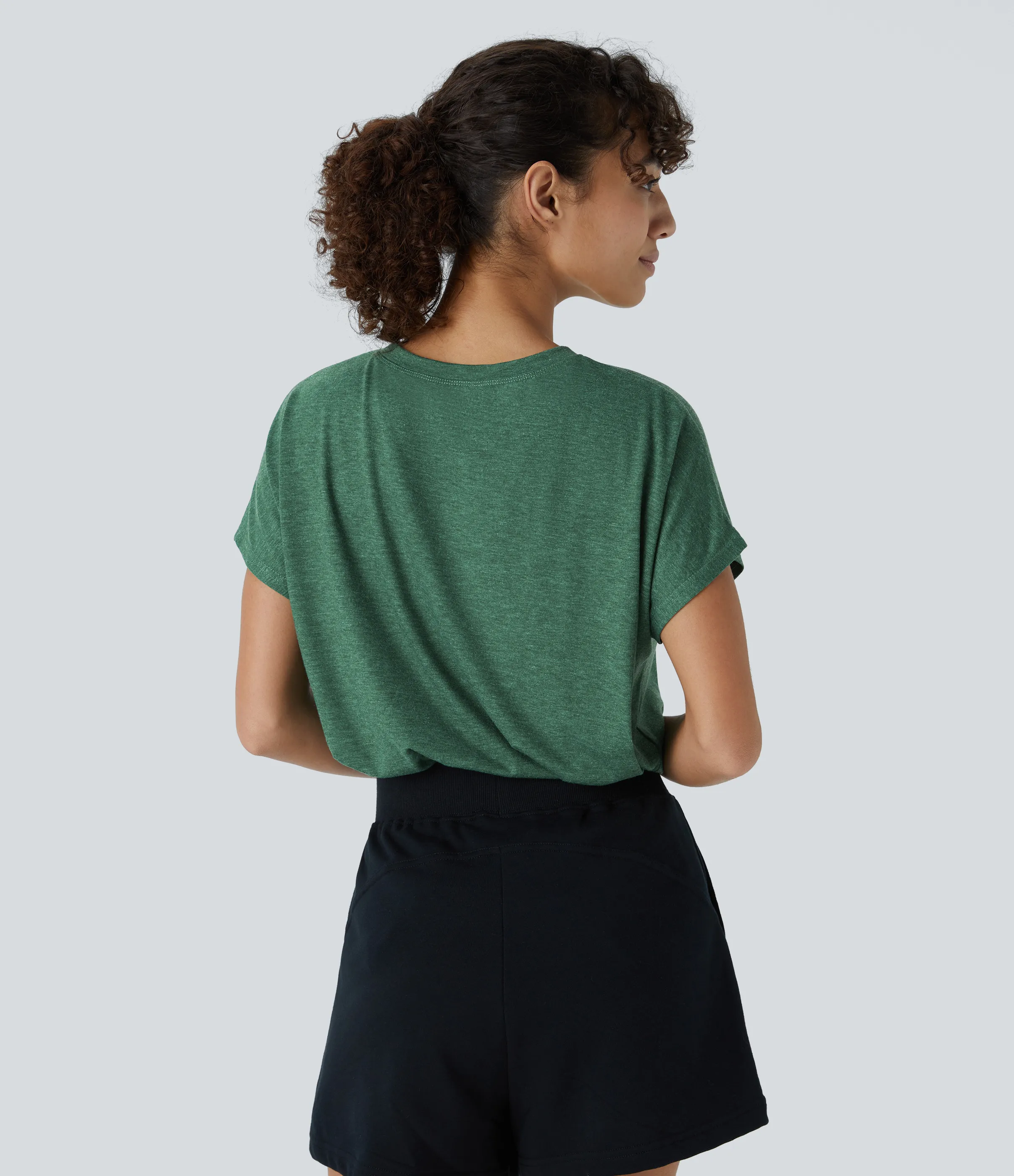 Halara Camiseta relajada cuello redondo bolsillo pecho dobladillo dividido - Dark Green Floral Yarn - XS sold by Halara product image thumbnail 3