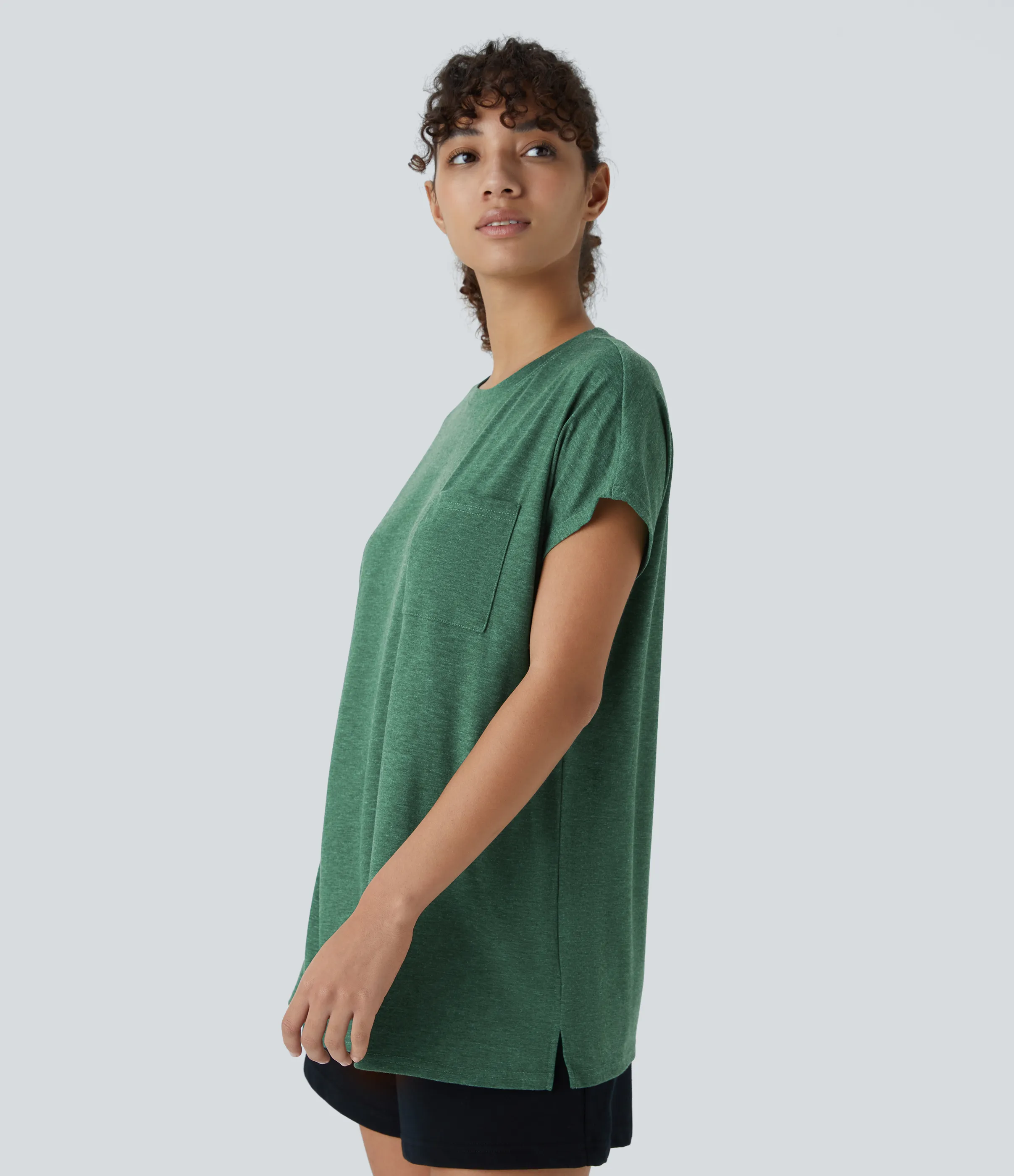 Halara Camiseta relajada cuello redondo bolsillo pecho dobladillo dividido - Dark Green Floral Yarn - XL sold by Halara product image thumbnail 4