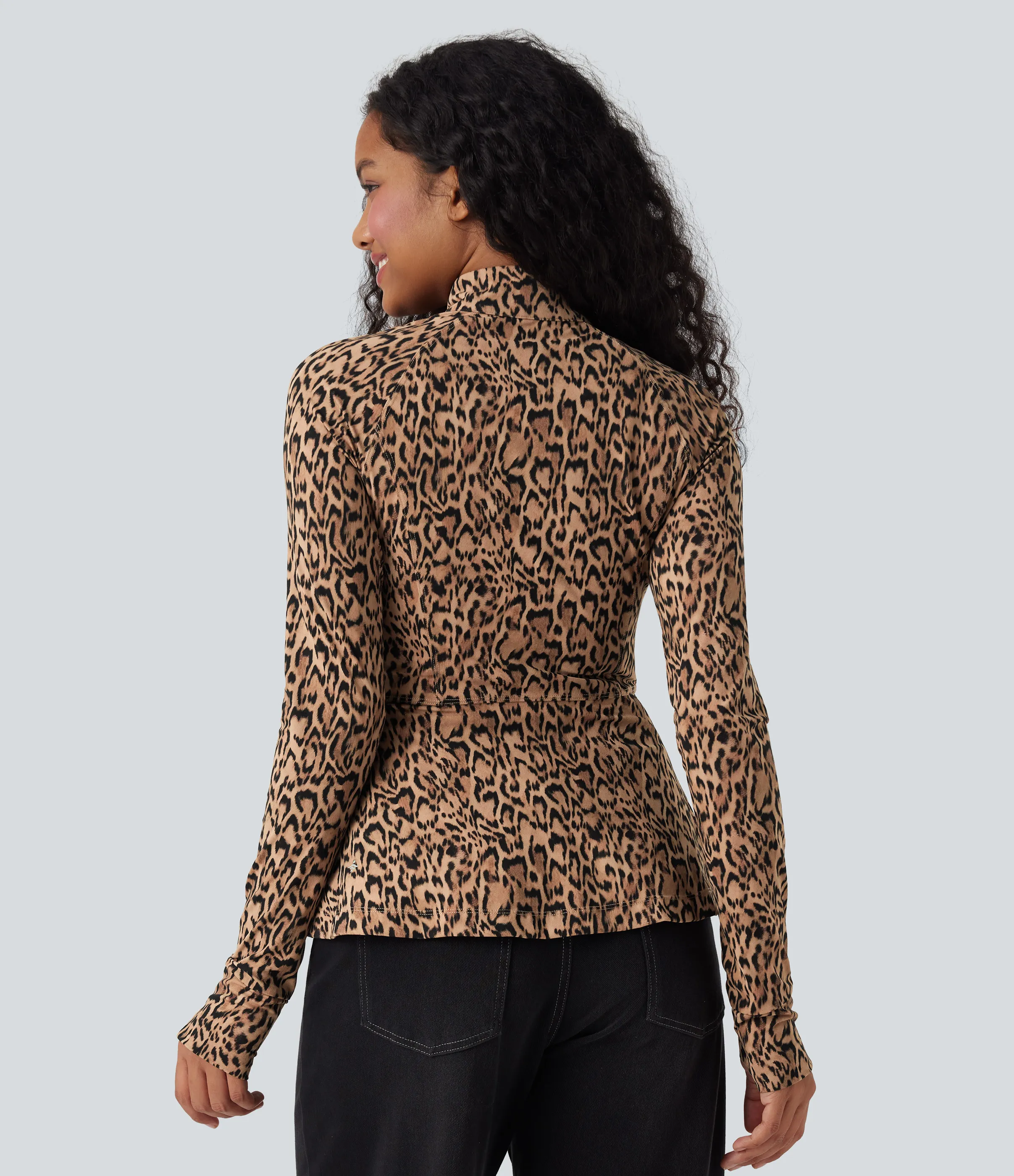 Halara Chamarra casual de manga larga UltraSculpt™ con cuello alto y bolsillos con estampado de leopardo - Tan Leopard - L sold by Halara product image thumbnail 3