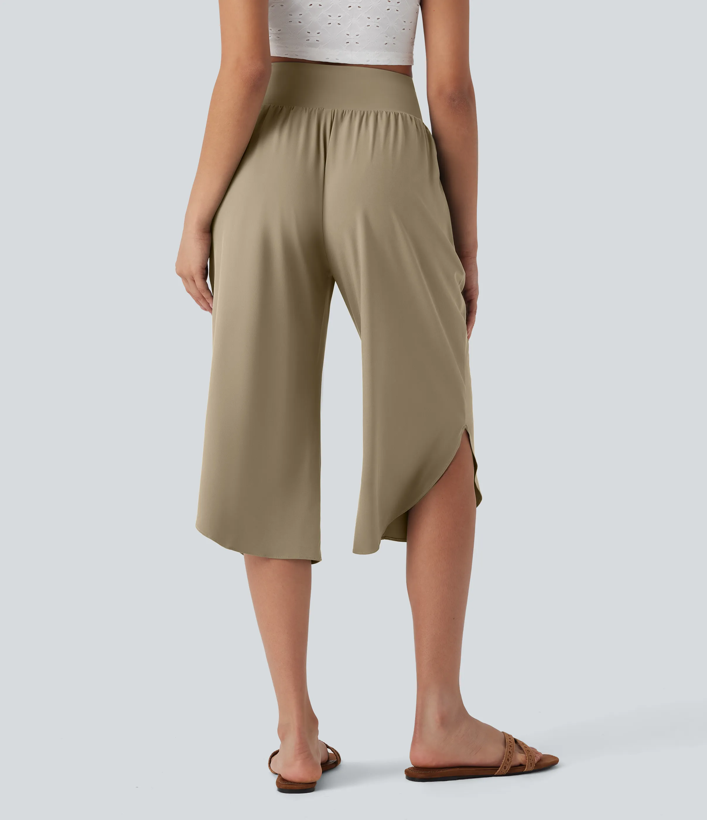 Halara Pantalón Breezeful™ SoCinched Capri Resort tiro alto control abdomen dobladillo dividido secado rápido bolsillo lateral - Fields of Rye - XS sold by Halara product image thumbnail 3