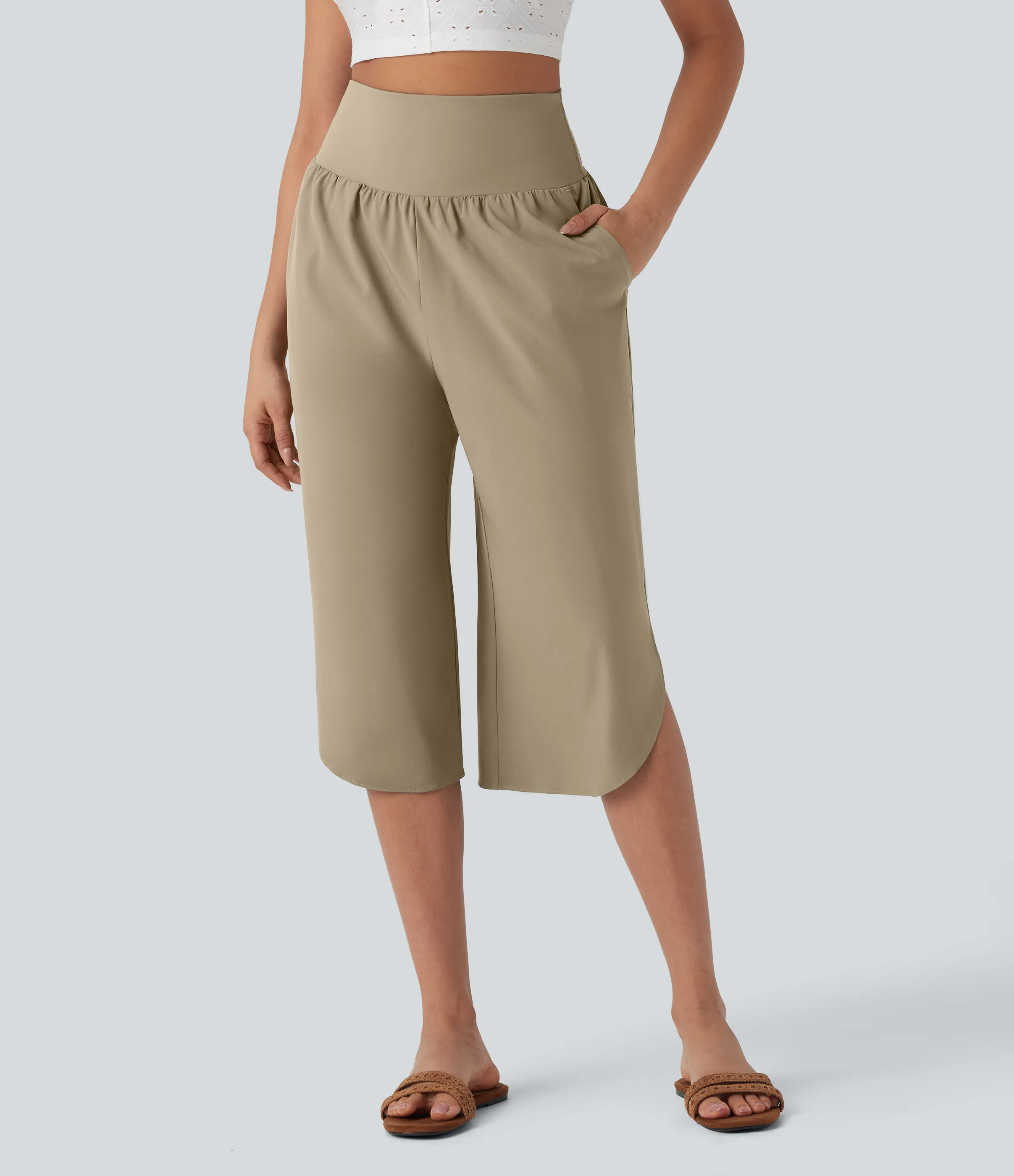 Halara Pantalón Breezeful™ SoCinched Capri Resort tiro alto control abdomen dobladillo dividido secado rápido bolsillo lateral - Fields of Rye - XS sold by Halara product image thumbnail 4