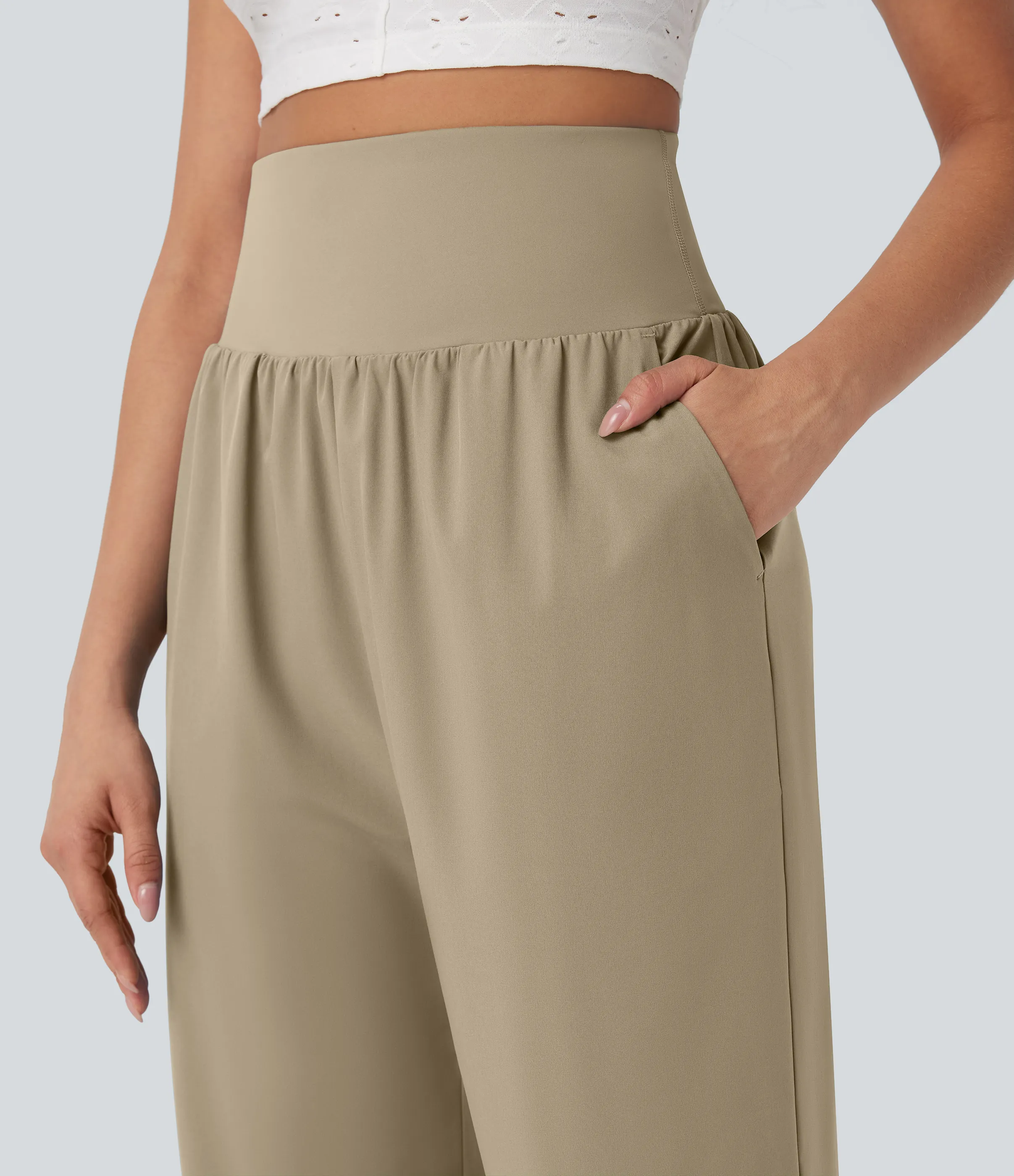 Halara Pantalón Breezeful™ SoCinched Capri Resort tiro alto control abdomen dobladillo dividido secado rápido bolsillo lateral - Fields of Rye - XS sold by Halara product image thumbnail 5