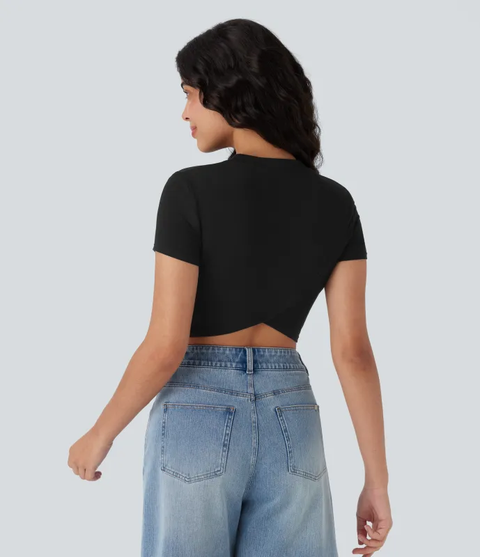 Halara Top corto casual de manga corta con escote redondo, dobladillo cruzado y fruncido - Black - L made by Halara