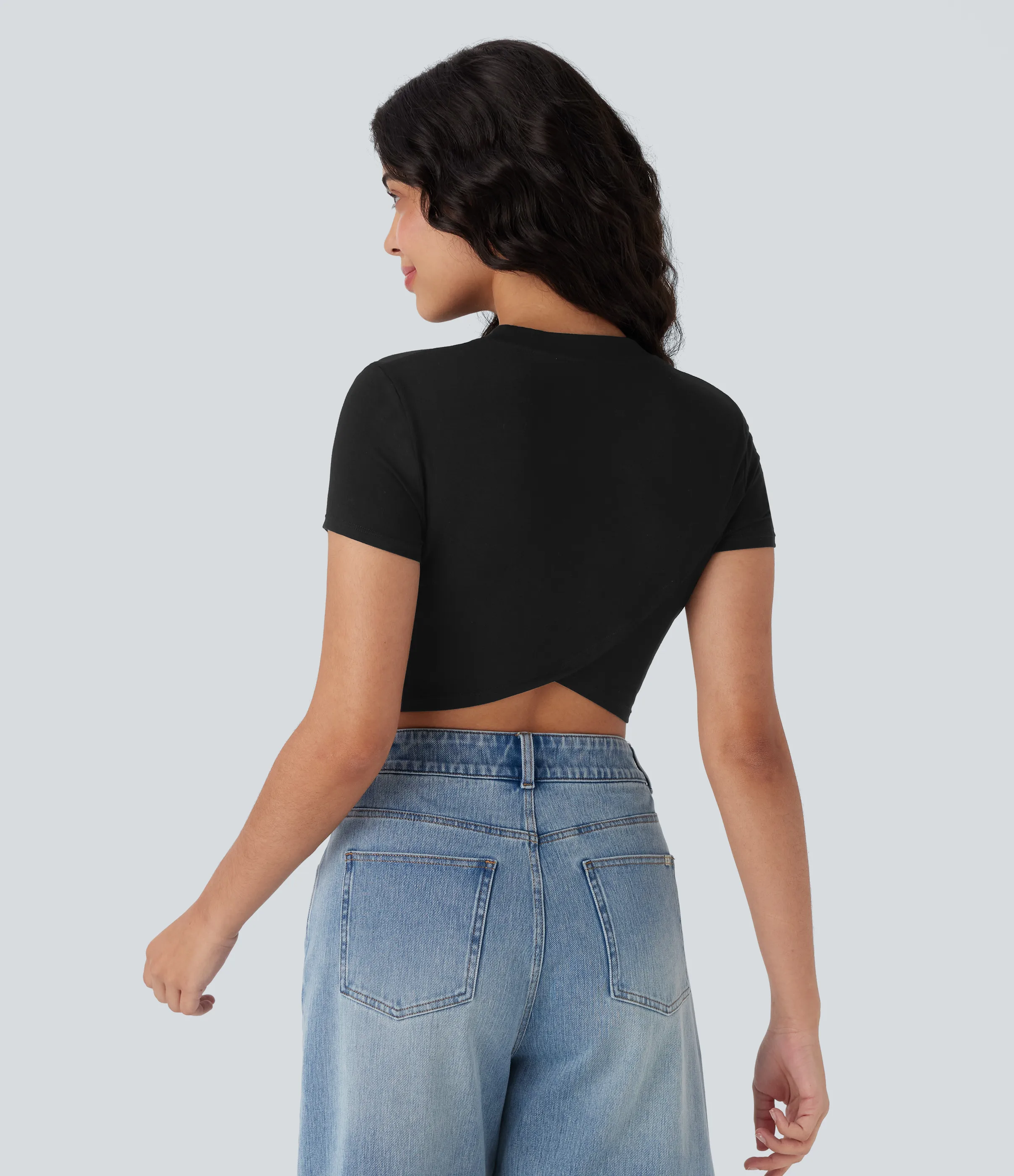 Halara Top corto casual de manga corta con escote redondo, dobladillo cruzado y fruncido - Black - L sold by Halara