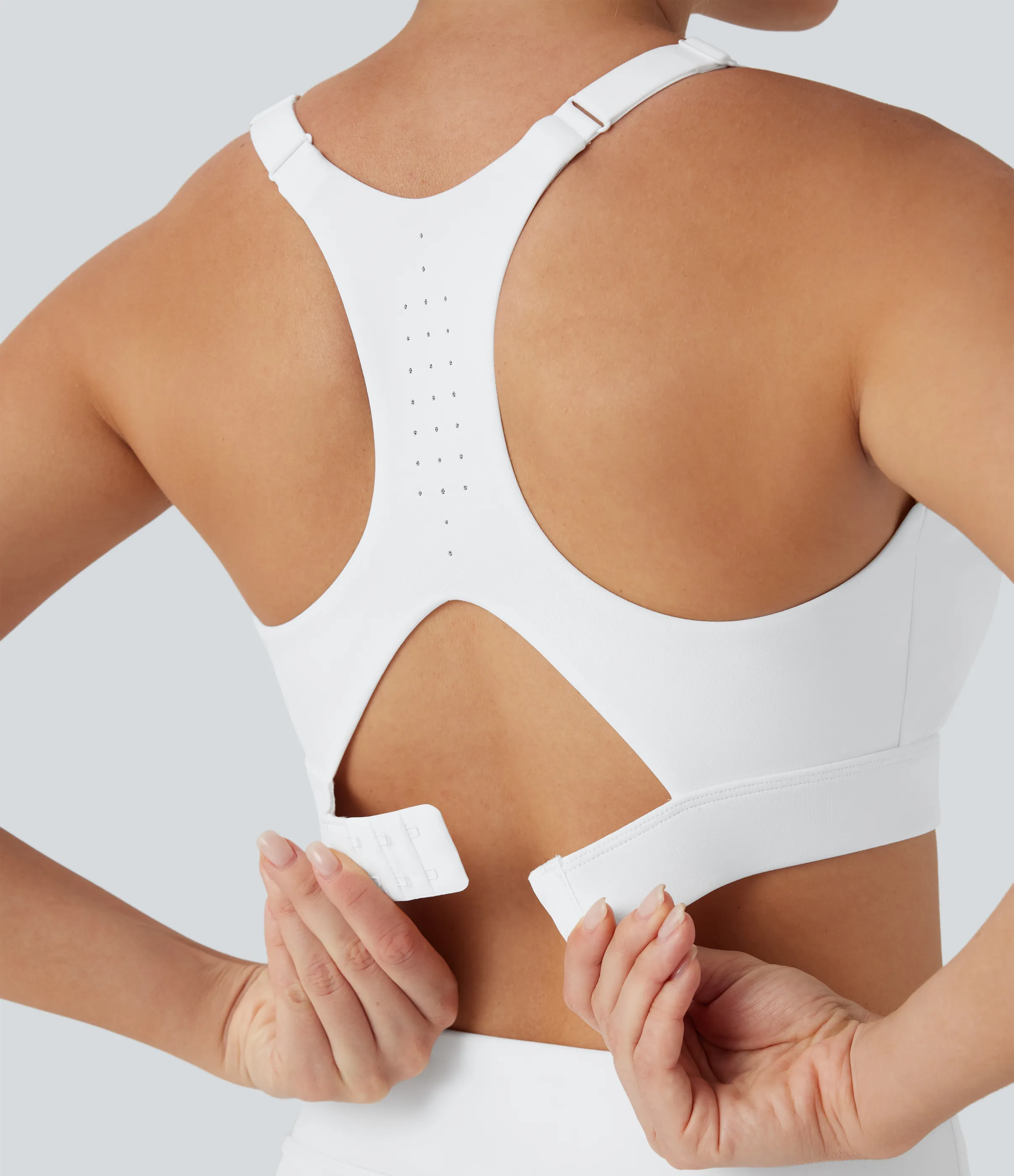 Halara Brasier deportivo SpeedWave™ deportivo SpeedWave™ de sujeción media perforado con secado rápido, copas moldeadas y gancho ajustable en copas D-F - White - S sold by Halara product image thumbnail 2